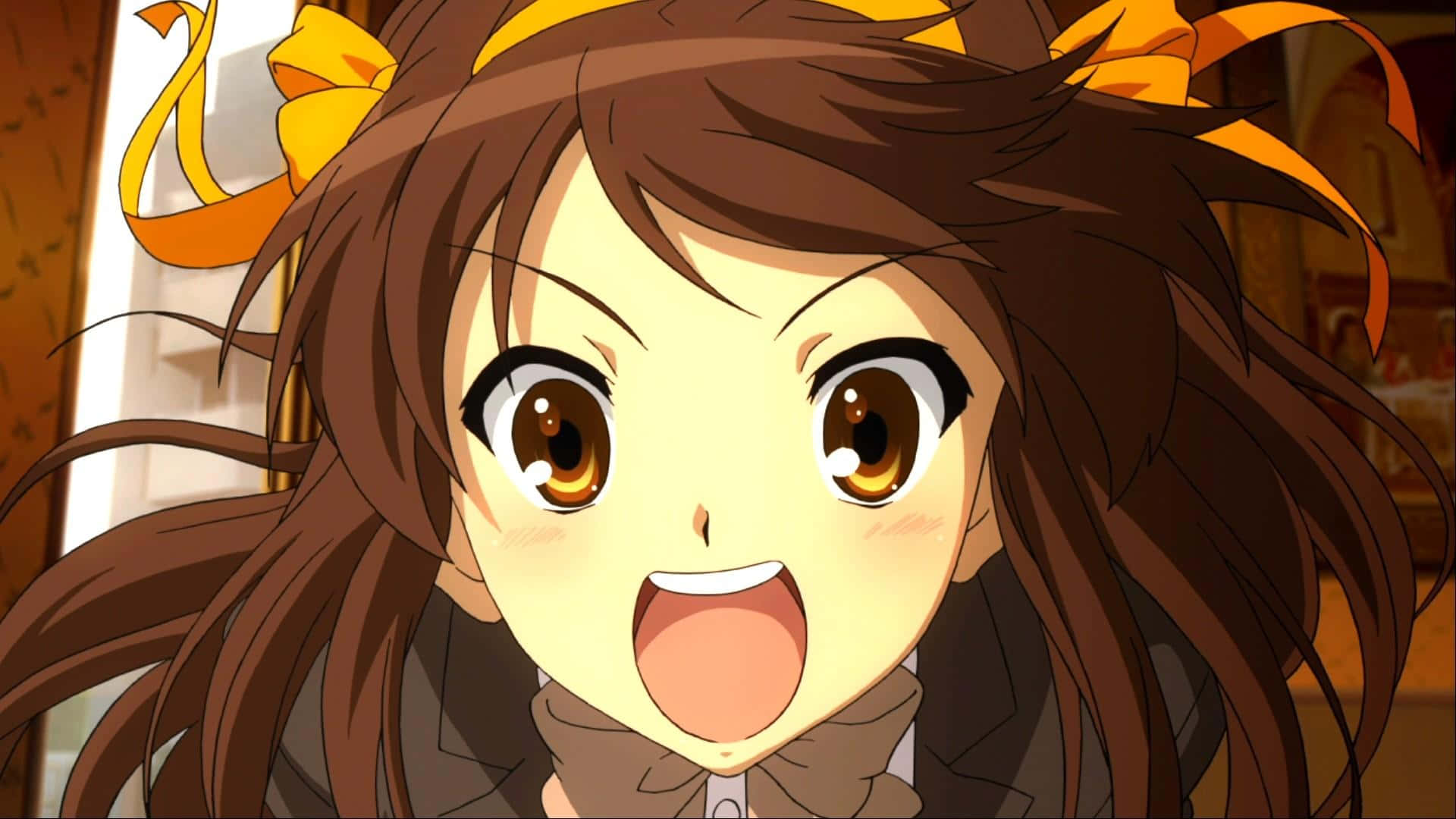 Haruhi Suzumiya 桌布 壁紙 — 一個開朗的動漫女孩，棕色頭髮和黃色蝴蝶結，睜大眼睛，張開嘴巴，閃閃發光。