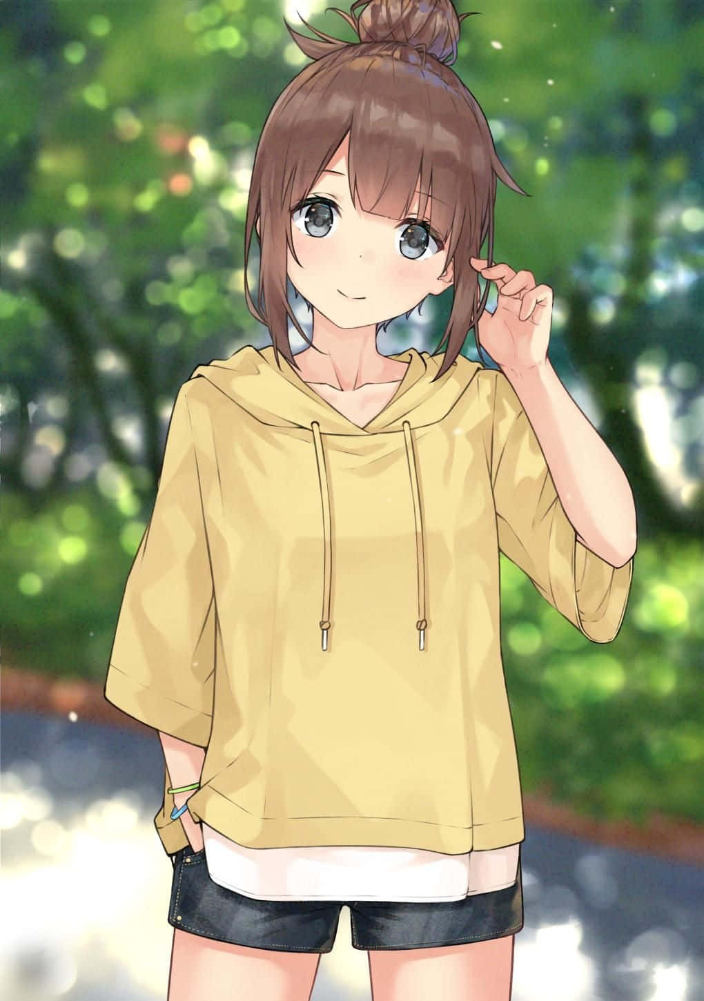 動漫女孩連帽上衣 桌布 壁紙 — 一個開朗的動漫女孩，棕色頭髮紮成髮髻，在陽光明媚的綠色公園裡微笑著調整耳機。