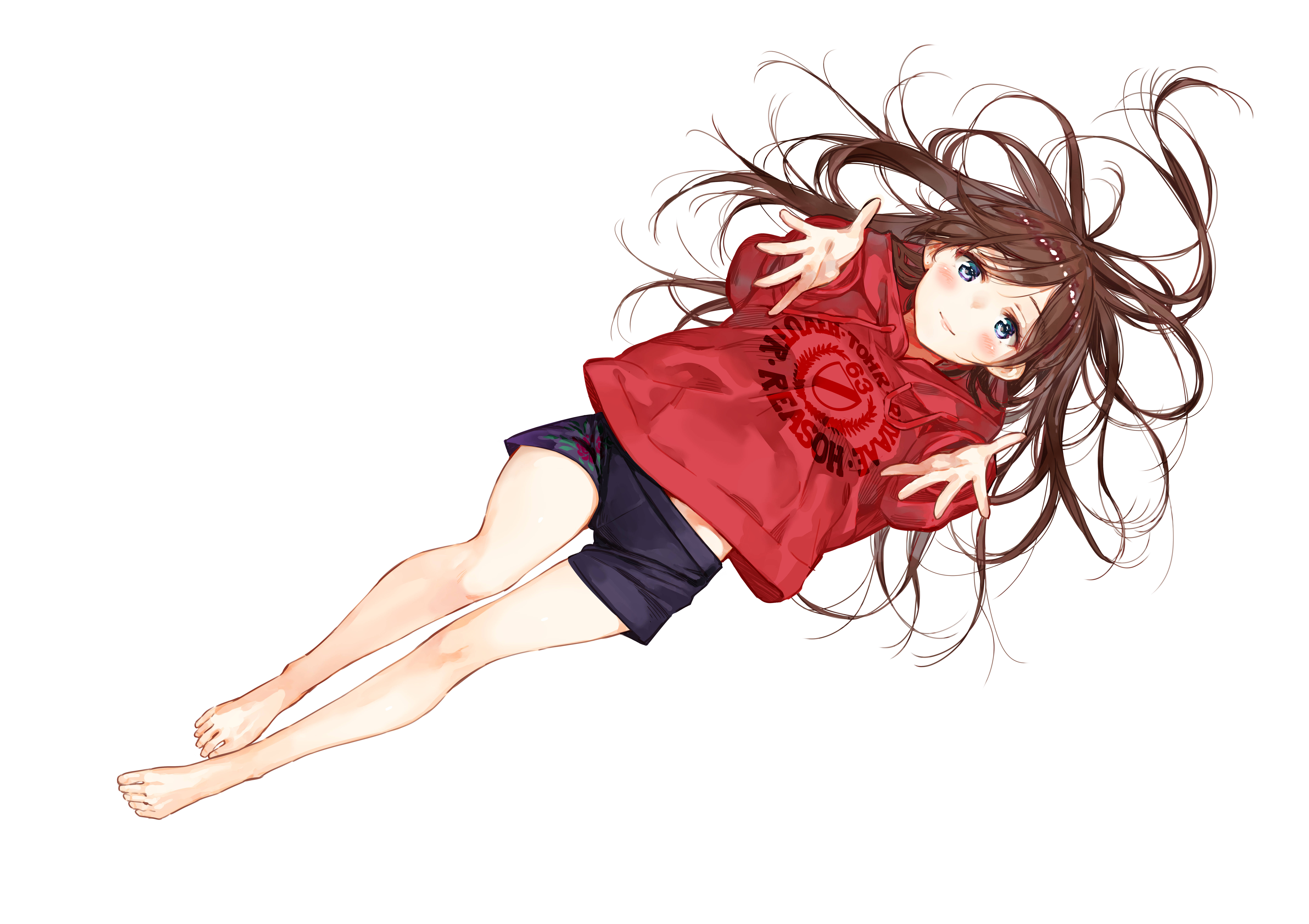 Girlfriend 桌布 壁紙 — 一個開朗的動漫女孩，棕色頭髮藍色眼睛，穿著紅色連帽衫和深色短褲，在空中漂浮，帶著頑皮的笑容。
