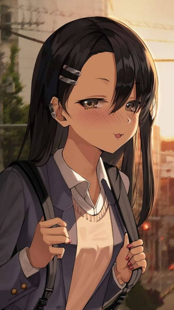 Nagatoro 桌布 壁紙 — 一個開朗的動漫女孩，深色頭髮，穿著校服，在溫暖的日落城市背景下微笑著背著背包。