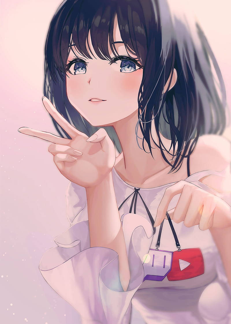 Anime Girl Phone 桌布 壁紙 — 一個開朗的動漫女孩，深色頭髮和藍色眼睛，在柔和的粉紅色背景前拿著一個YouTube主題的袋子，做出和平手勢。