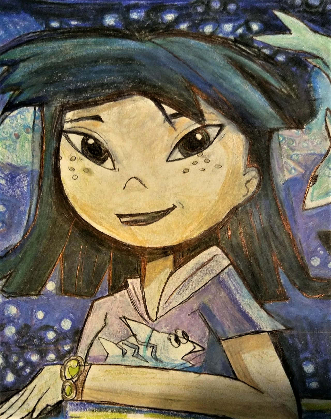 Cartoon 桌布 壁紙 — 一個開朗的動漫女孩，深色頭髮和雀斑，在星空藍色背景上溫暖地微笑。