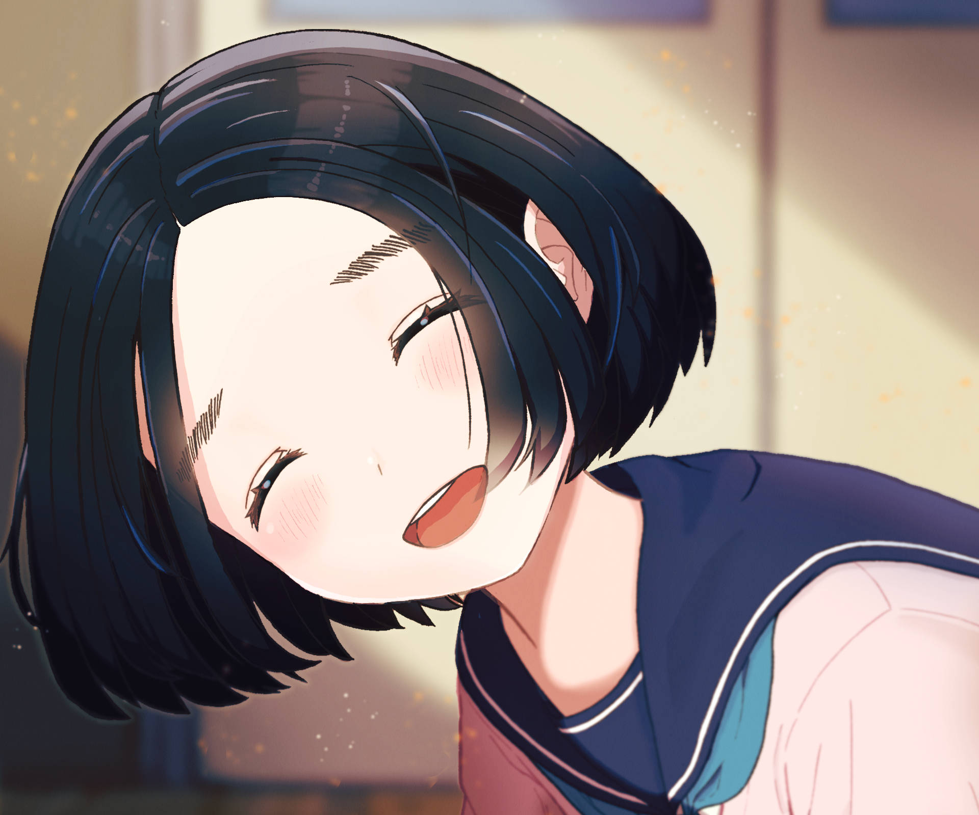 period 桌布 壁紙 — 一個開朗的動漫女孩，留著黑色短髮，在柔和的金色燈光中向前傾，溫暖地微笑。