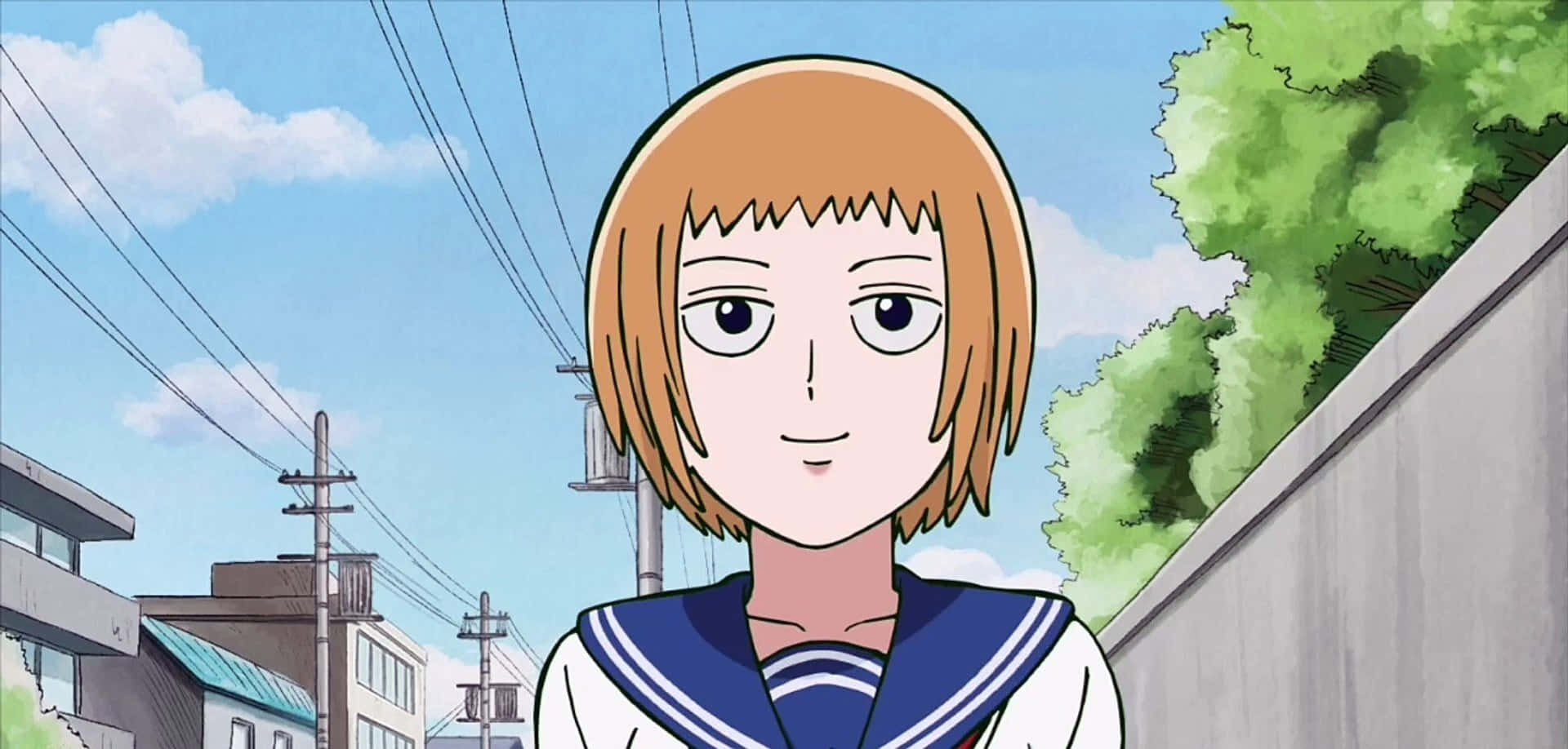 Ichi Mezato 桌布 壁紙 — 一個開朗的動漫女孩，短橙色頭髮，穿著水手服，站在陽光明媚的街道上，有綠樹和電線。