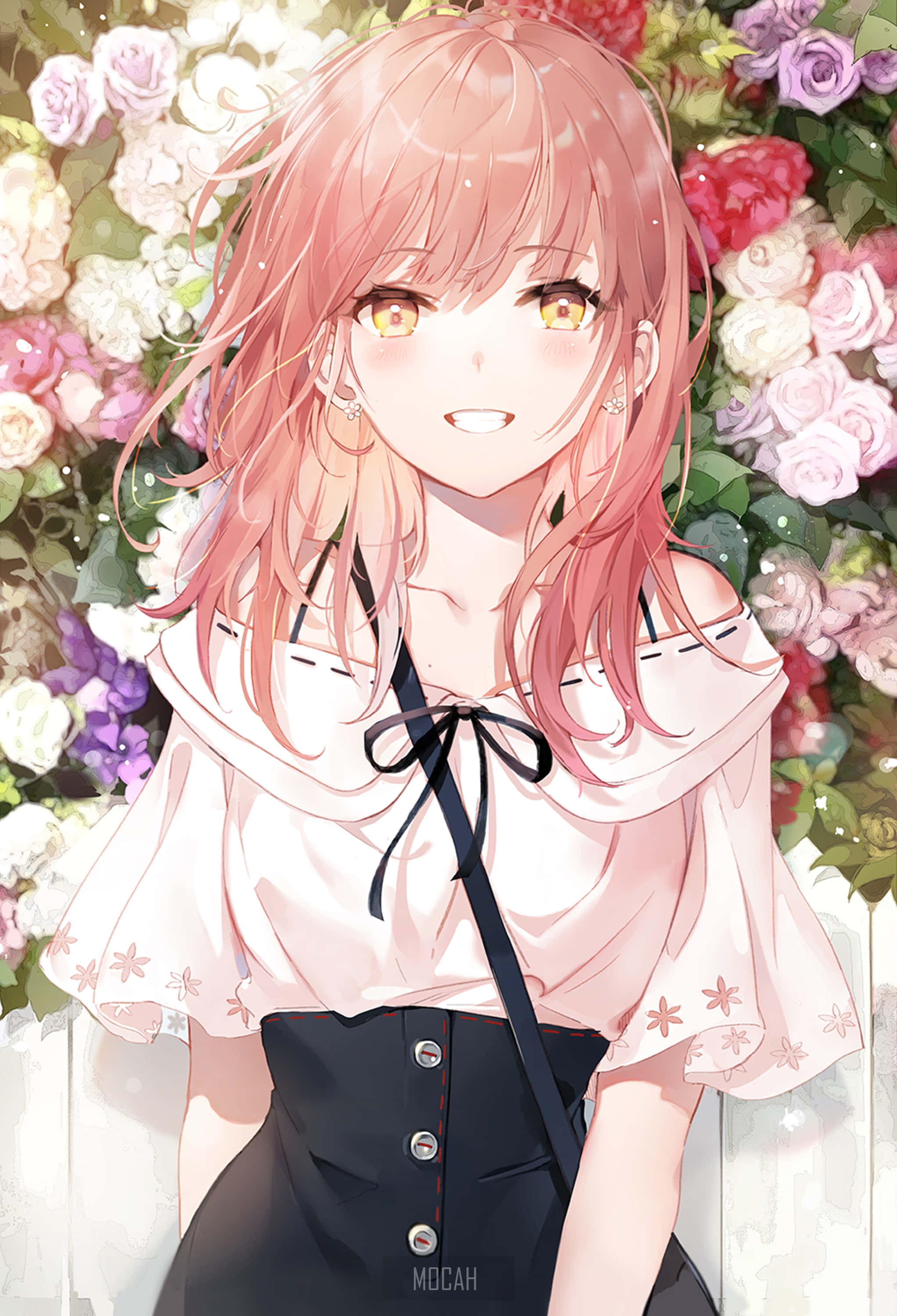 Anime Flower 桌布 壁紙 — 一個開朗的動漫女孩，粉紅色頭髮和金色眼睛，在充滿活力的花卉背景中溫暖地微笑。