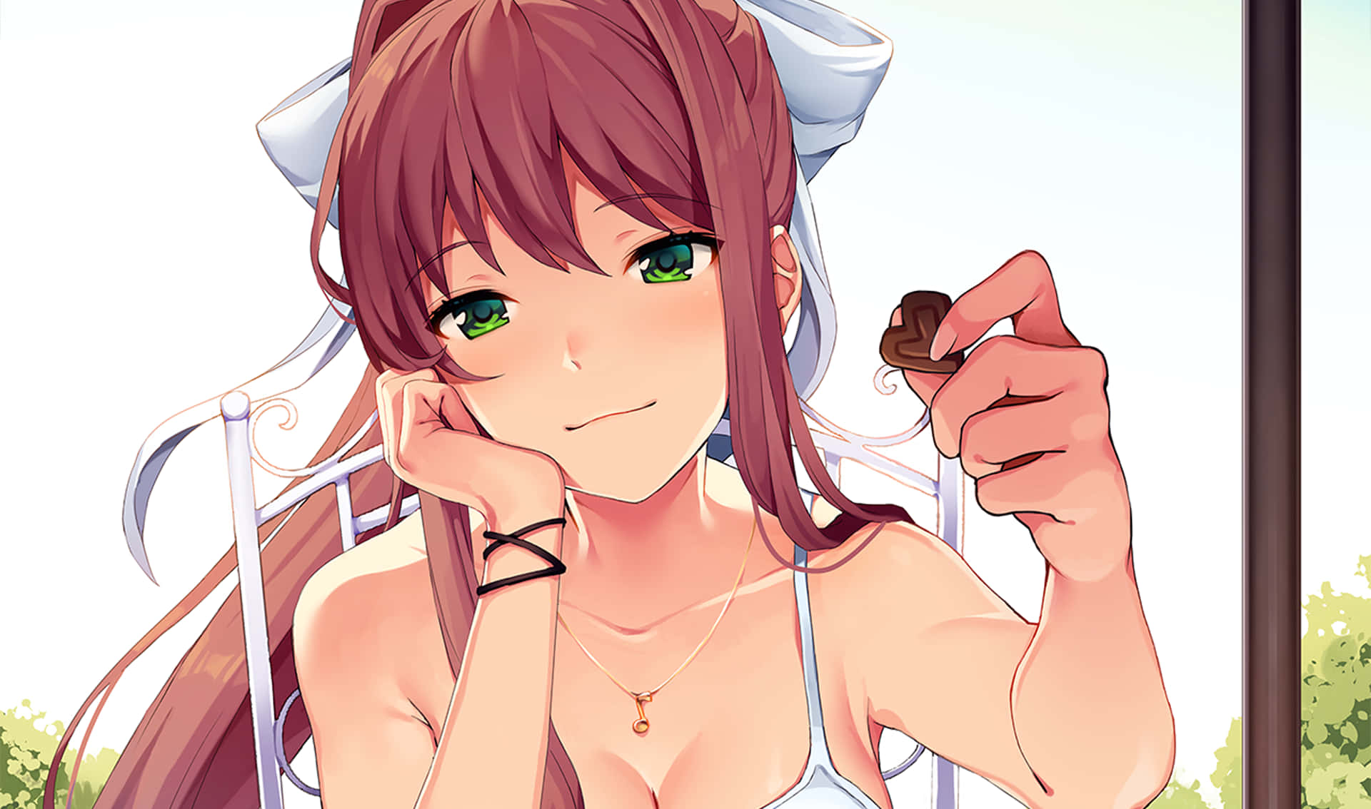 Doki Doki 桌布 壁紙 — 一個開朗的動漫女孩，綠色眼睛，棕色頭髮，坐在陽台上拿著一塊巧克力餅乾。