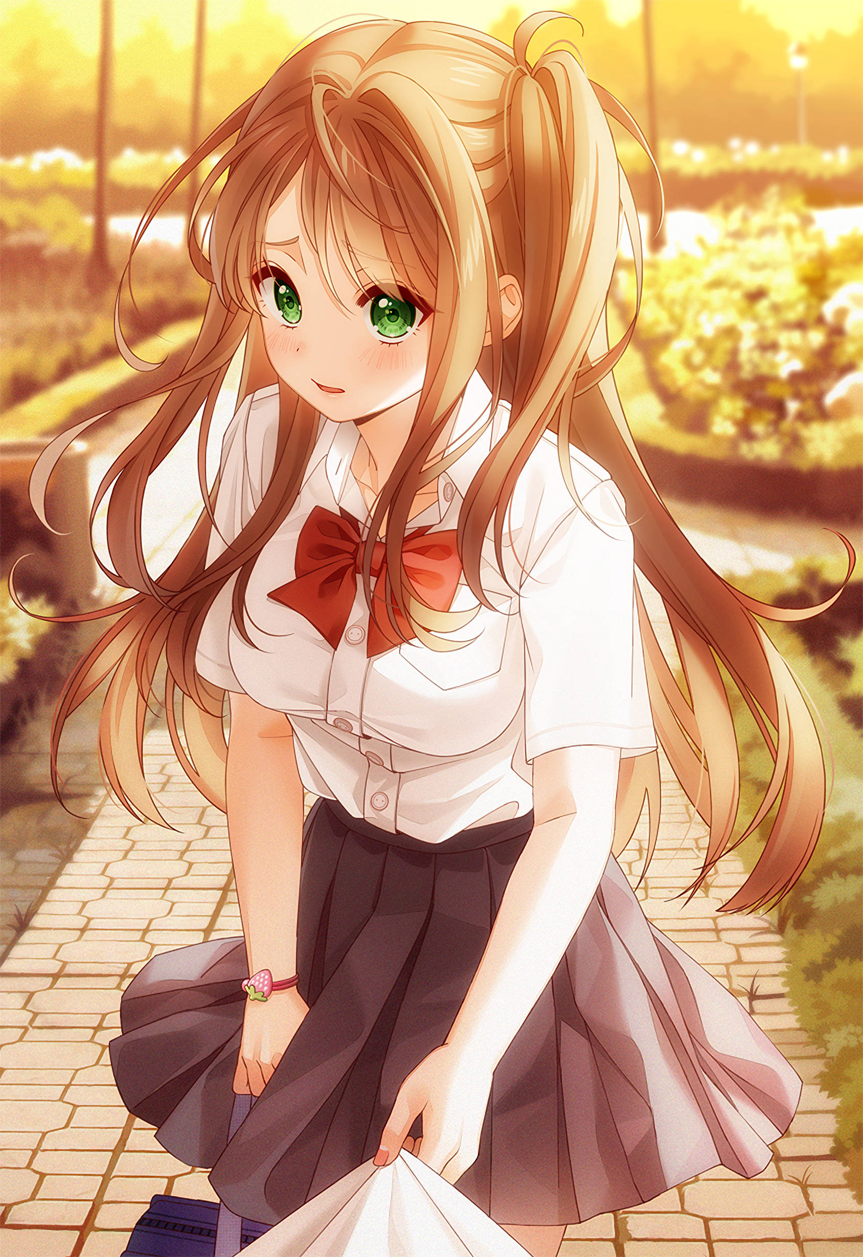 girls 桌布 壁紙 — 一個開朗的動漫女孩，綠色眼睛，金色雙馬尾，穿著校服，跪在陽光明媚的石徑上。
