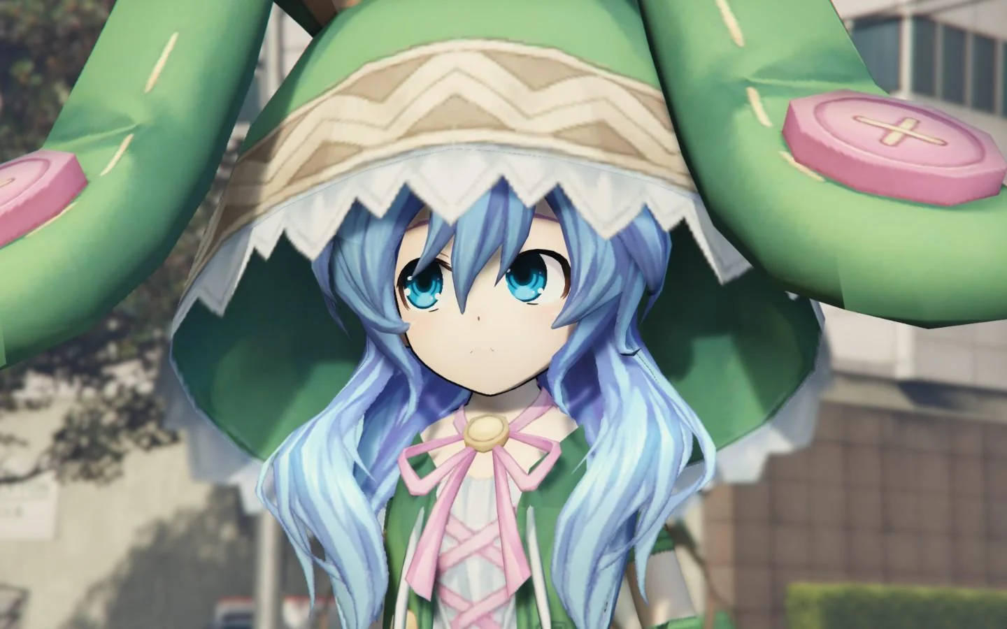 yoshino himekawa 桌布 壁紙 — 一個開朗的動漫女孩，藍色頭髮，戴著一頂大綠帽，站在明亮的戶外環境中。