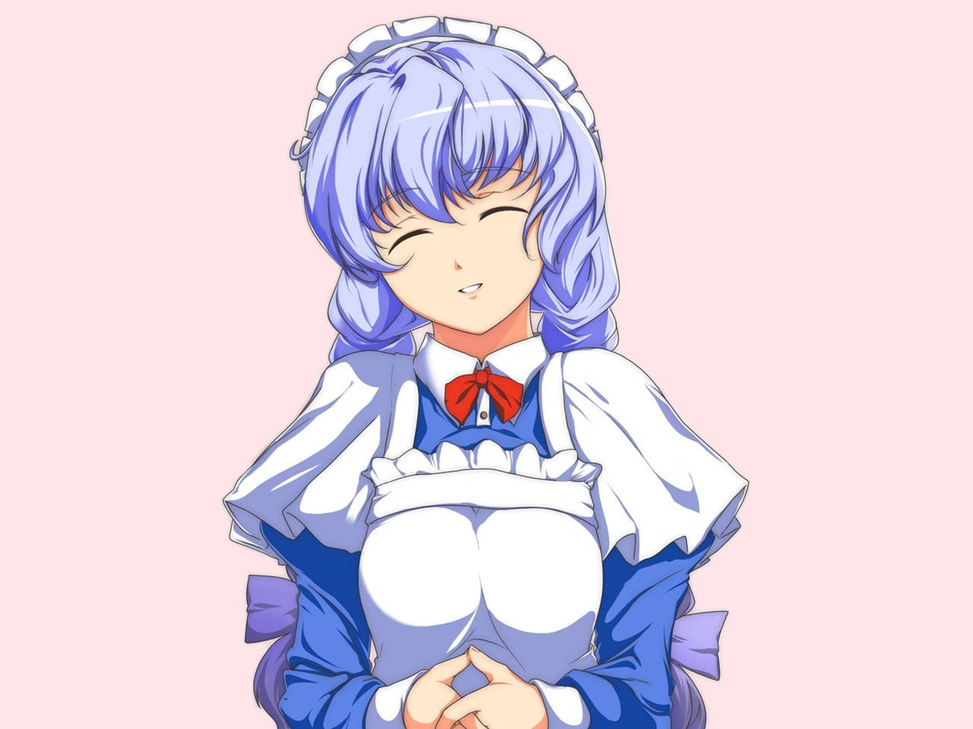 Chobits 桌布 壁紙 — 一個開朗的動漫女孩，藍色頭髮，穿著女僕裝，在柔和的粉紅色背景上閉著眼睛微笑。