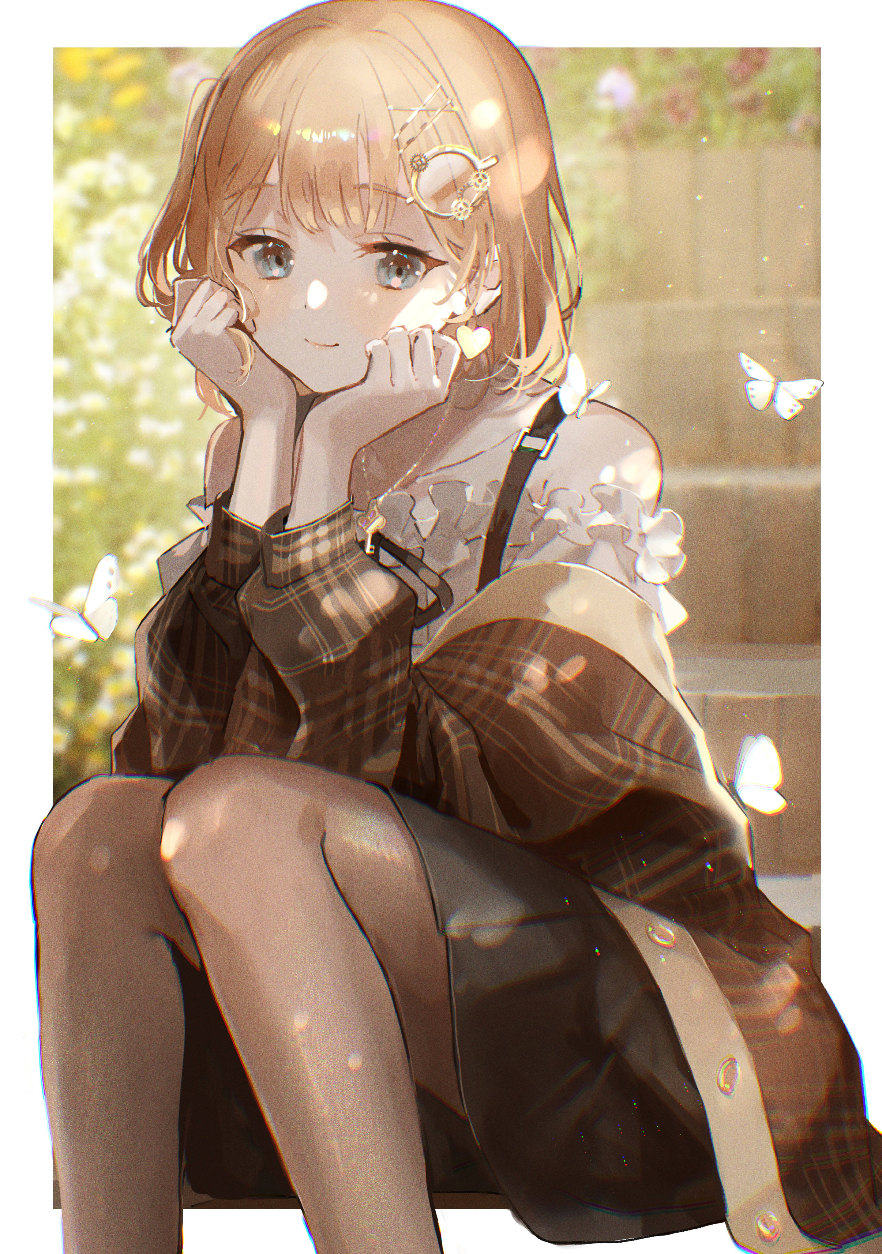 Amelia 桌布 壁紙 — 一個開朗的動漫女孩，金髮，穿著格子連衣裙，在溫暖的陽光下微笑坐著，蝴蝶在她周圍飛舞。