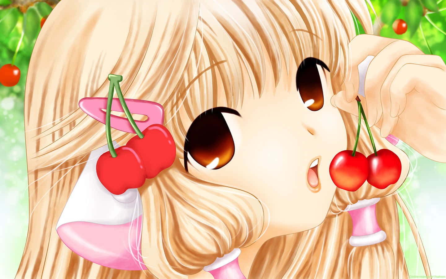 Chobits 桌布 壁紙 — 一個開朗的動漫女孩，金髮和櫻桃主題配飾，在綠色樹葉背景前將櫻桃靠近臉部。