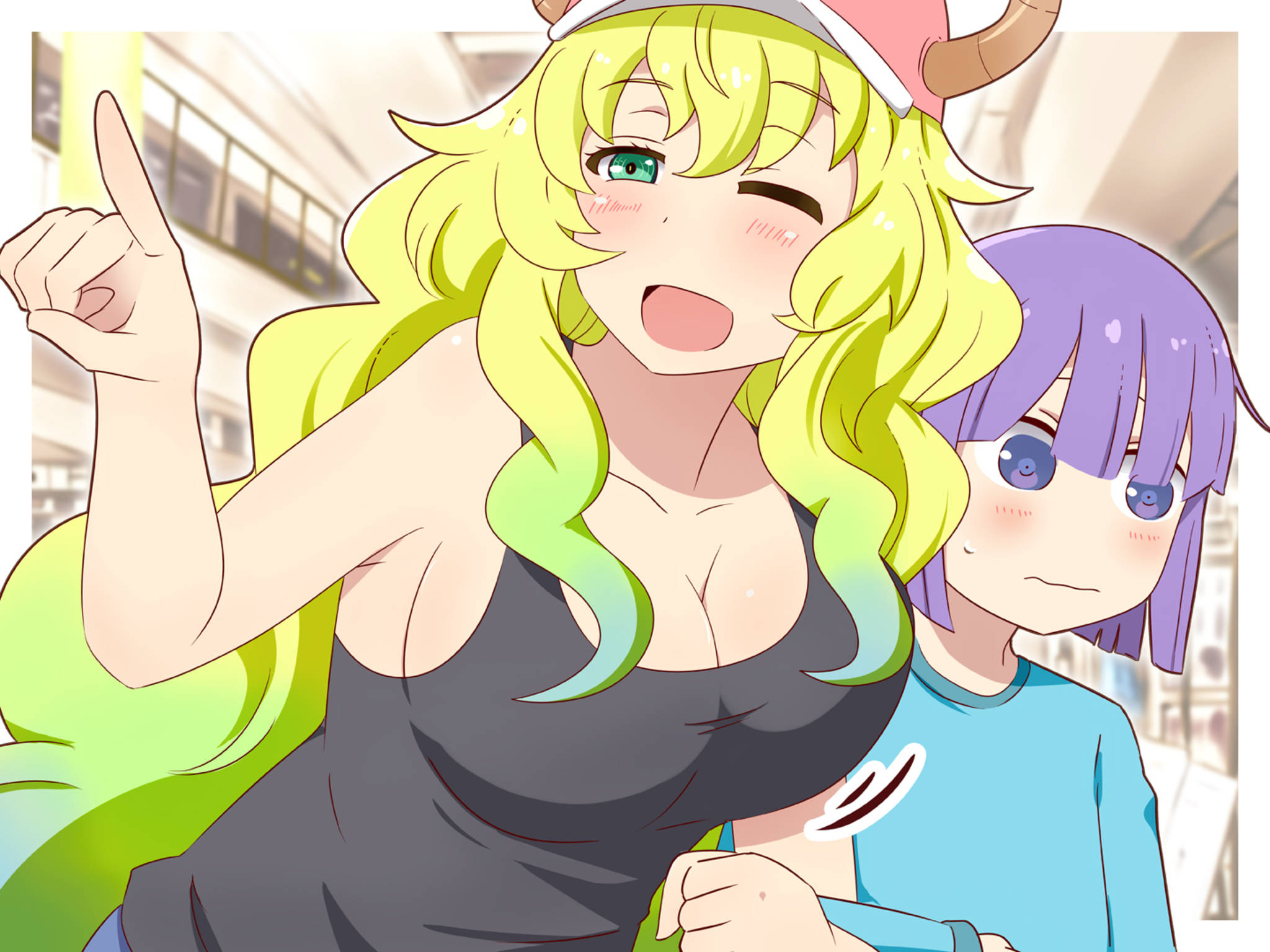 Lucoa 桌布 壁紙 — 一個開朗的動漫女孩，金髮有角，興奮地指著，而一位紫髮朋友臉紅地看著。