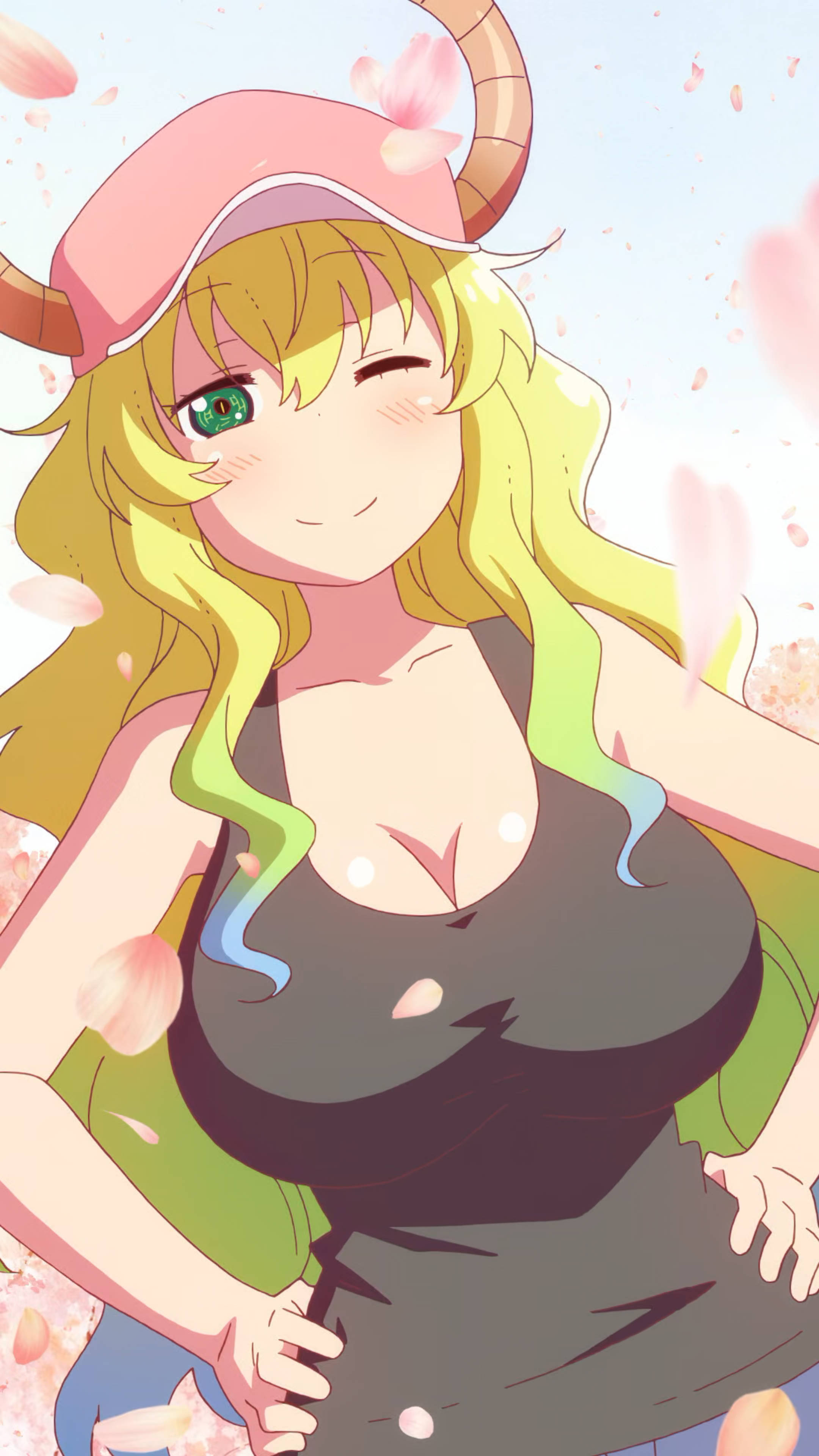Lucoa 桌布 壁紙 — 一個開朗的動漫女孩，金髮粉紅角，在晴朗天空下飄落的櫻花中微笑。