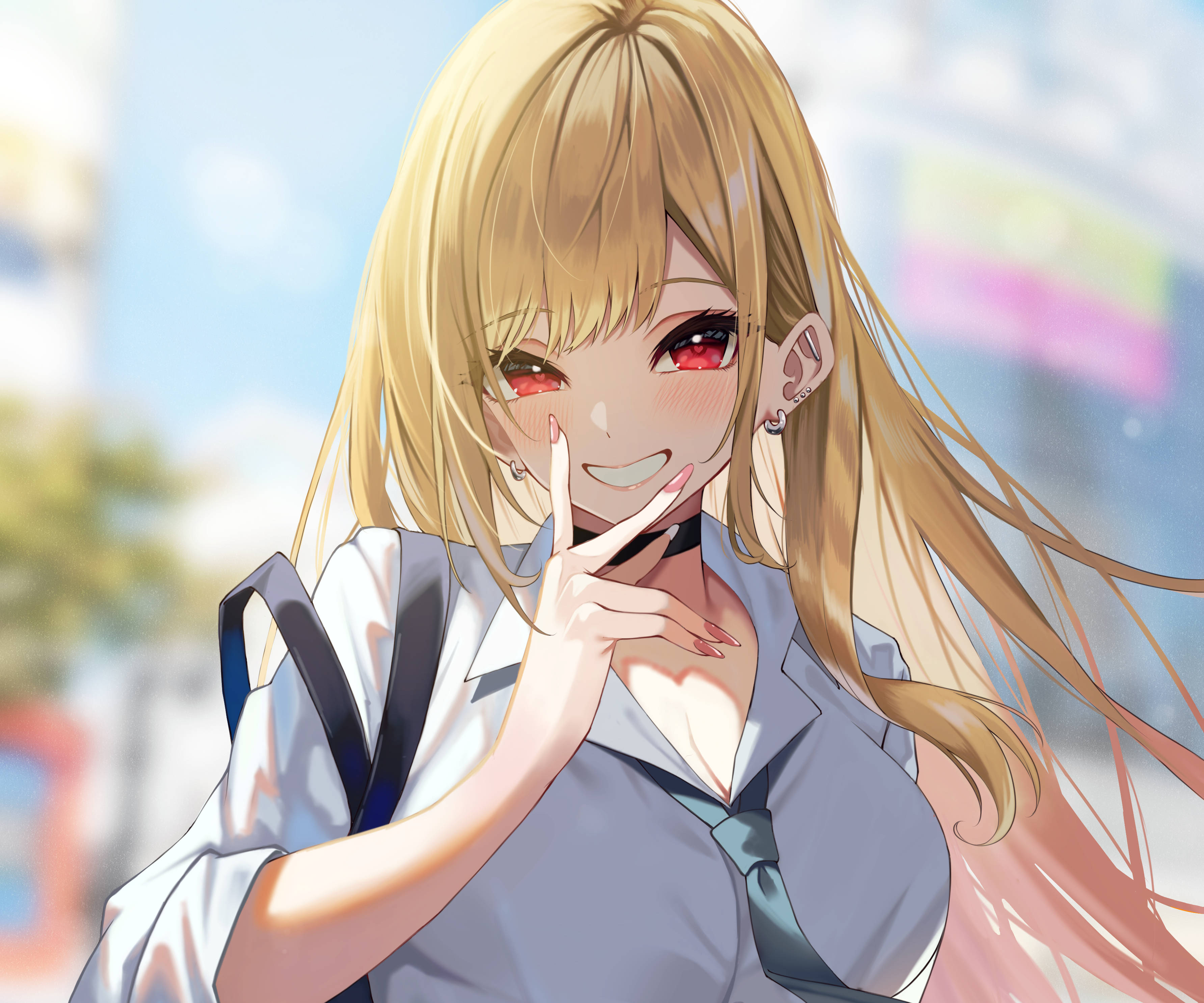 Marin 桌布 壁紙 — 一個開朗的動漫女孩，金髮紅眼，在明亮的城市環境中微笑著比出和平手勢。