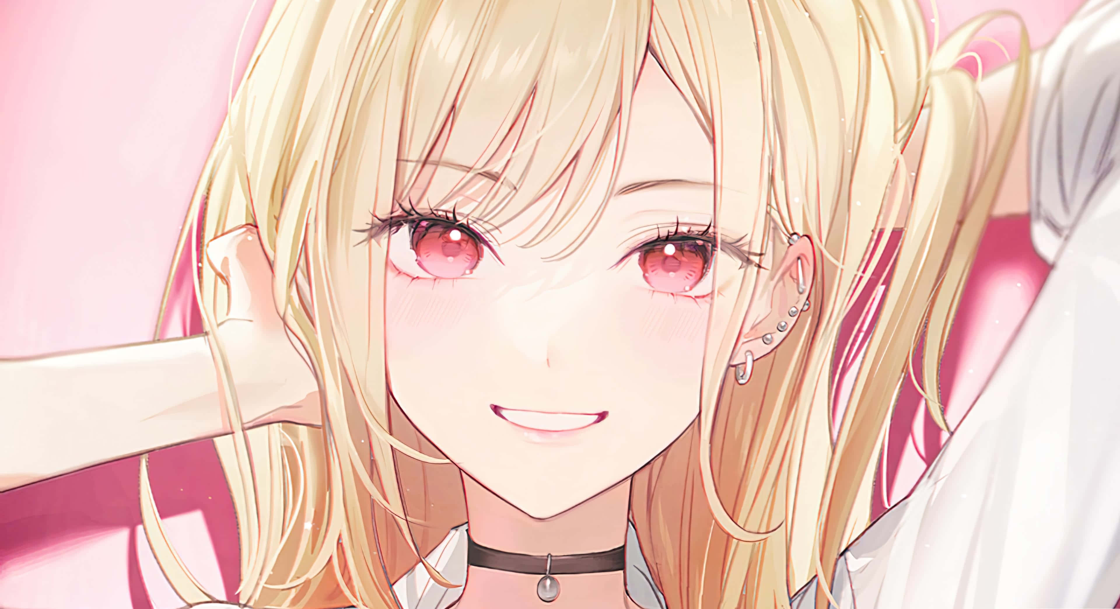 Best Anime 桌布 壁紙 — 一個開朗的動漫女孩，金髮紅眼，在柔和的粉紅色背景上溫暖地微笑。