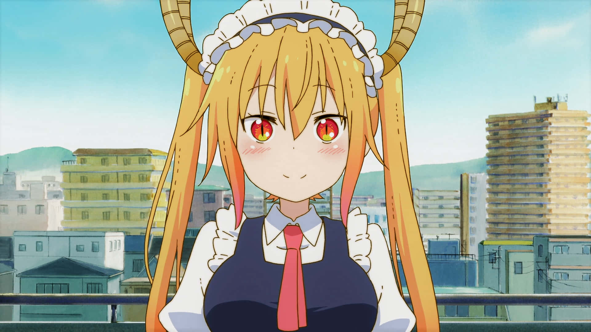 Miss Kobayashis Dragon Maid 桌布 壁紙 — 一個開朗的動漫女孩，金髮紅眼，穿著女僕裝，站在城市屋頂上，背景是晴朗的藍天。