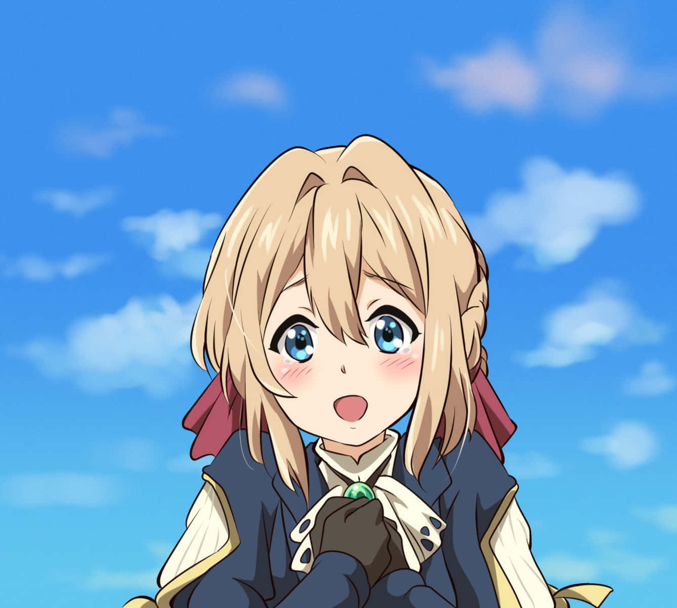 Violet Evergarden iPhone 桌布 壁紙 — 一個開朗的動漫女孩，金髮藍眼，在晴朗的藍天白雲下燦爛微笑。
