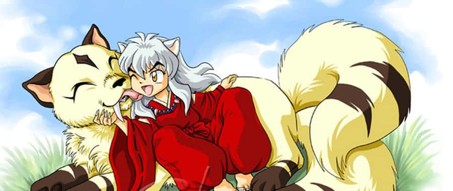 Inuyasha And Kirara 桌布 壁紙 — 一個開朗的動漫女孩，銀色頭髮，穿著紅色衣服，在明亮的藍天下擁抱一隻大型毛茸茸的狐狸狀生物。