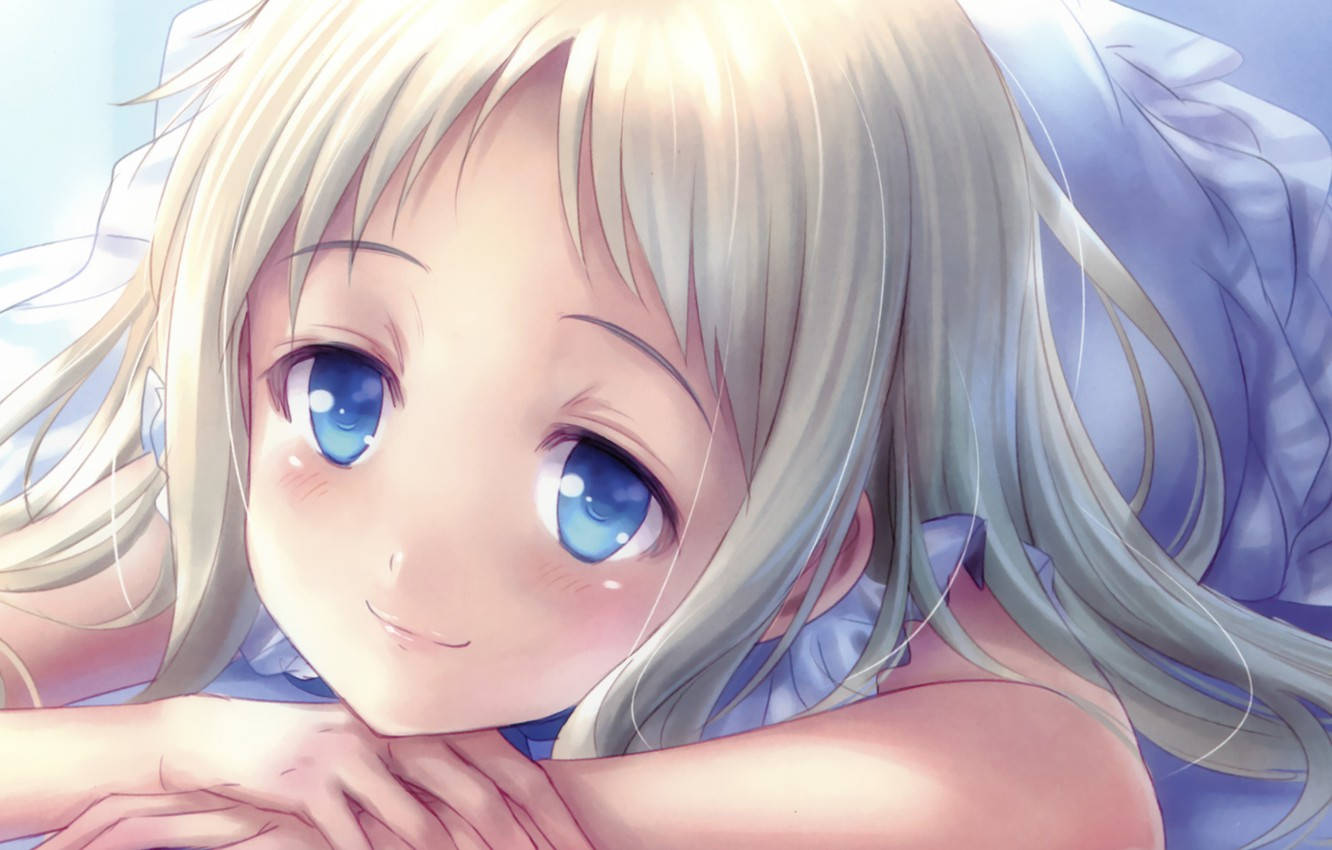 Anohana 桌布 壁紙 — 一個開朗的動漫女孩，銀色頭髮和藍色眼睛，輕輕微笑，下巴擱在手上。
