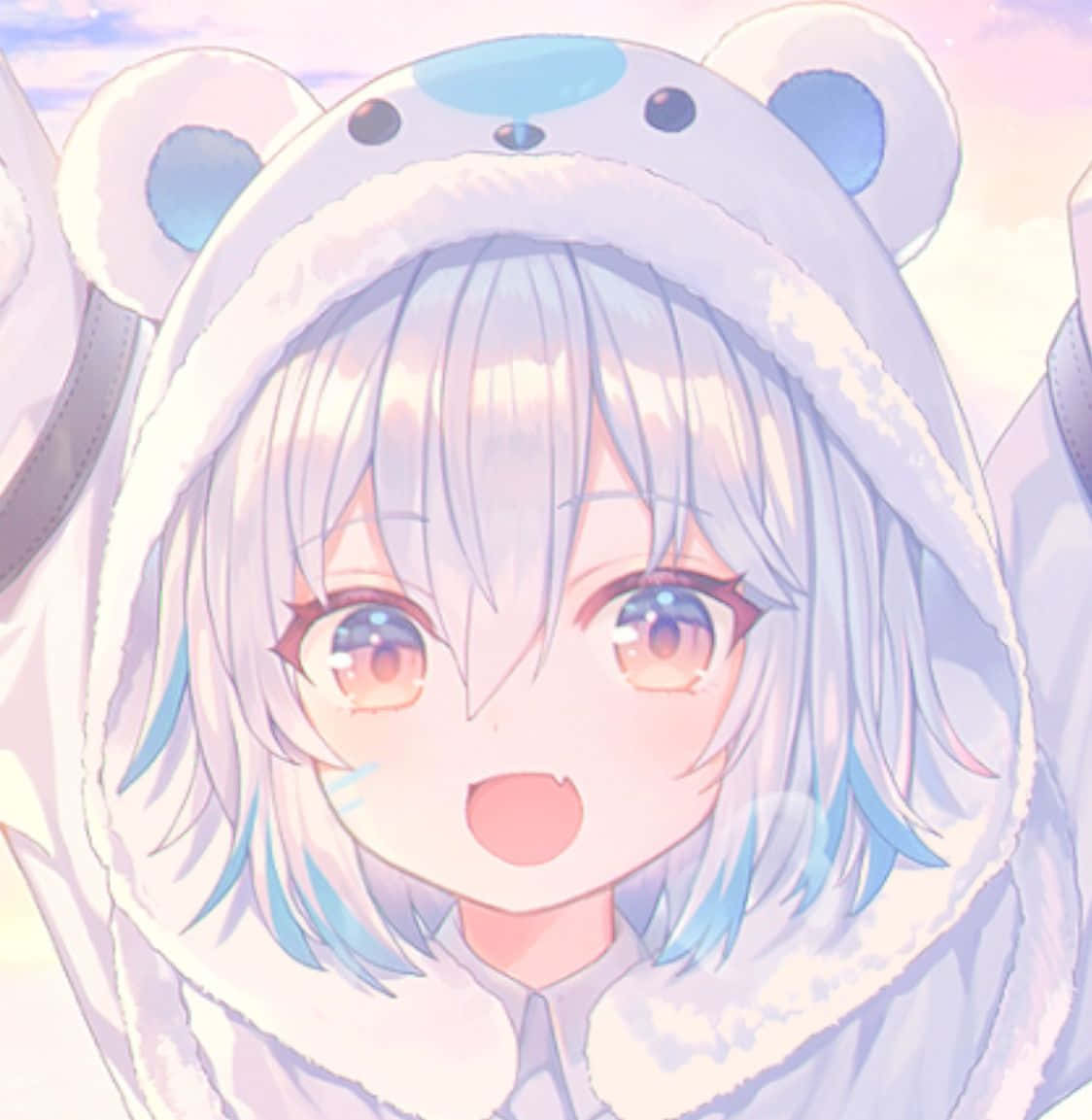 Discord Anime Pfp 桌布 壁紙 — 一個開朗的動漫女孩，銀色頭髮和藍色眼睛，戴著毛茸茸的白色熊帽，在柔和的粉彩天空下燦爛地微笑。