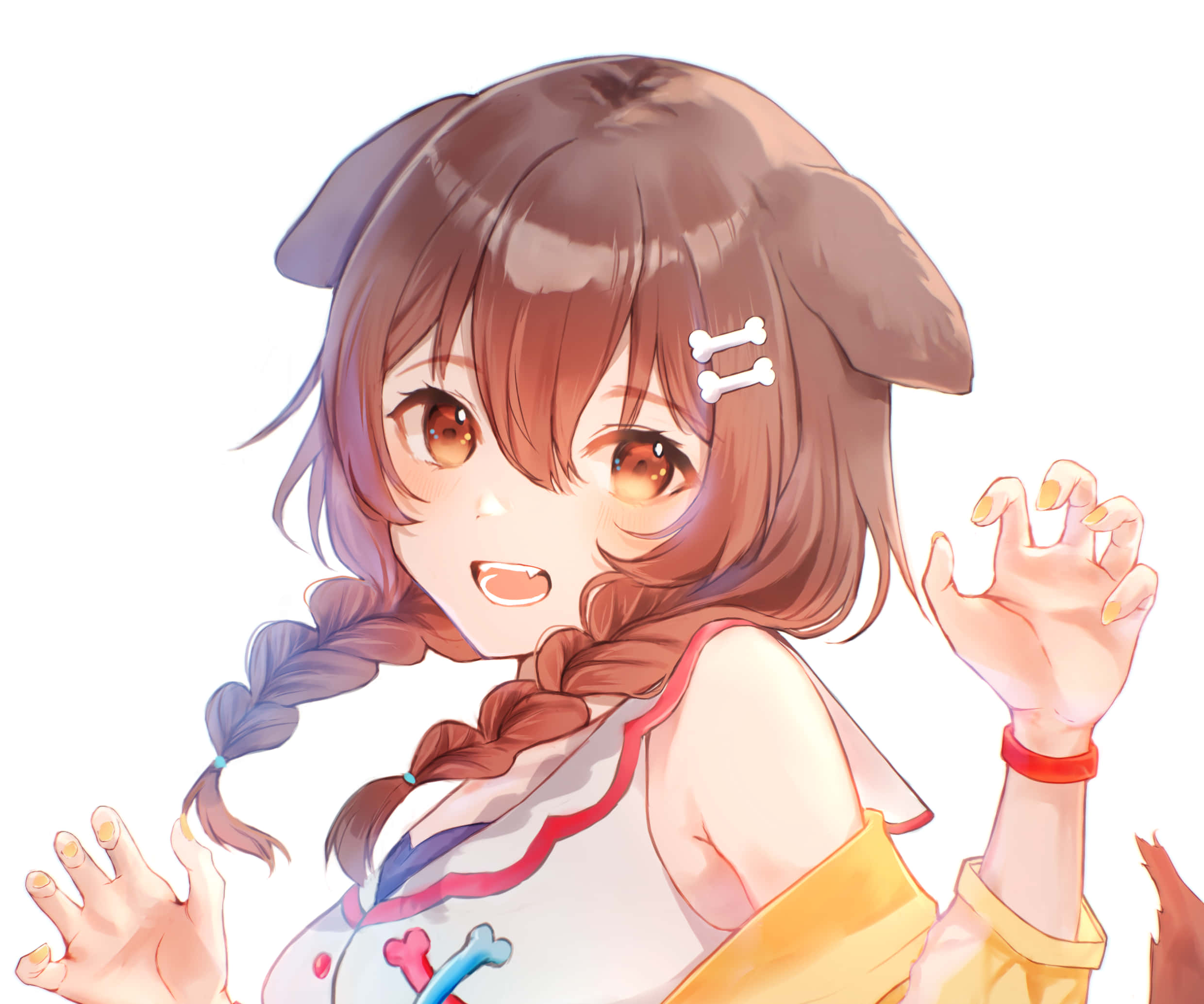 Inugami Korone 桌布 壁紙 — 一個開朗的動漫女孩，長著棕色的狗耳朵和辮子，在純白色背景前開心地揮手。