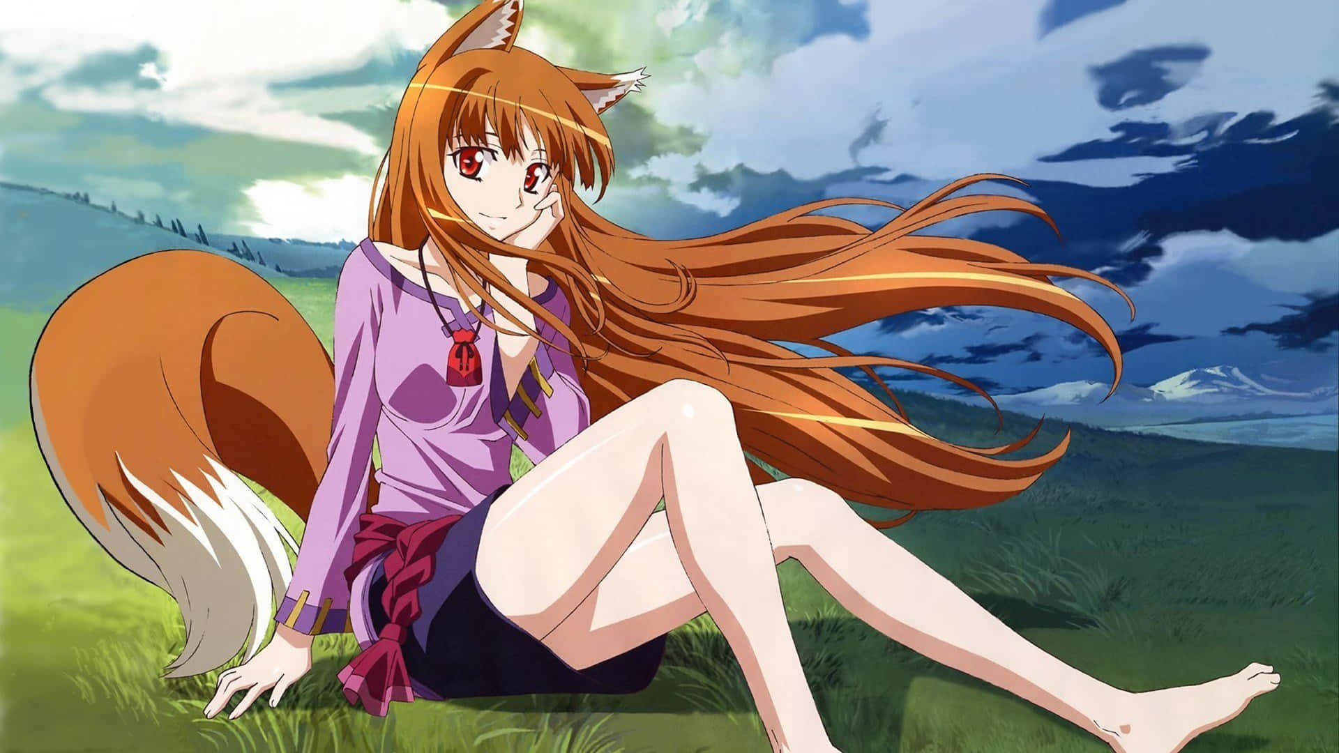 Spice And Wolf 桌布 壁紙 — 一個開朗的動漫女孩，長著狐狸耳朵和蓬鬆的尾巴，赤腳坐在多雲天空下的草地上。