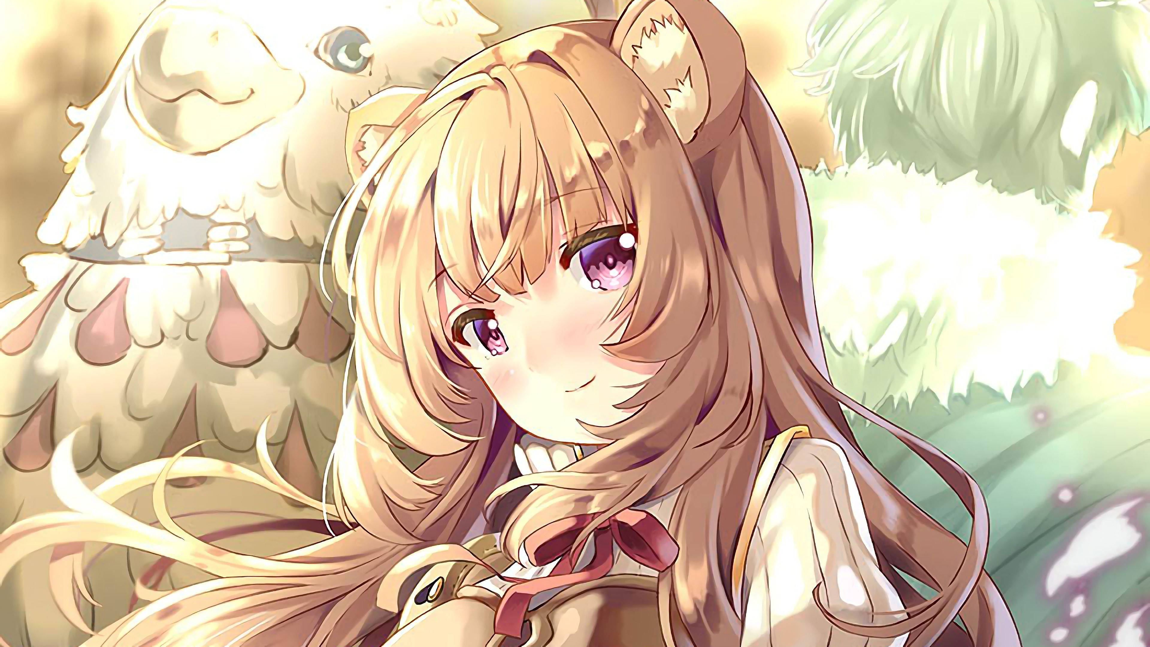 Raphtalia 桌布 壁紙 — 一個開朗的動漫女孩，長著獅子耳朵和飄逸的金色頭髮，在柔和發光的背景下溫暖地微笑。