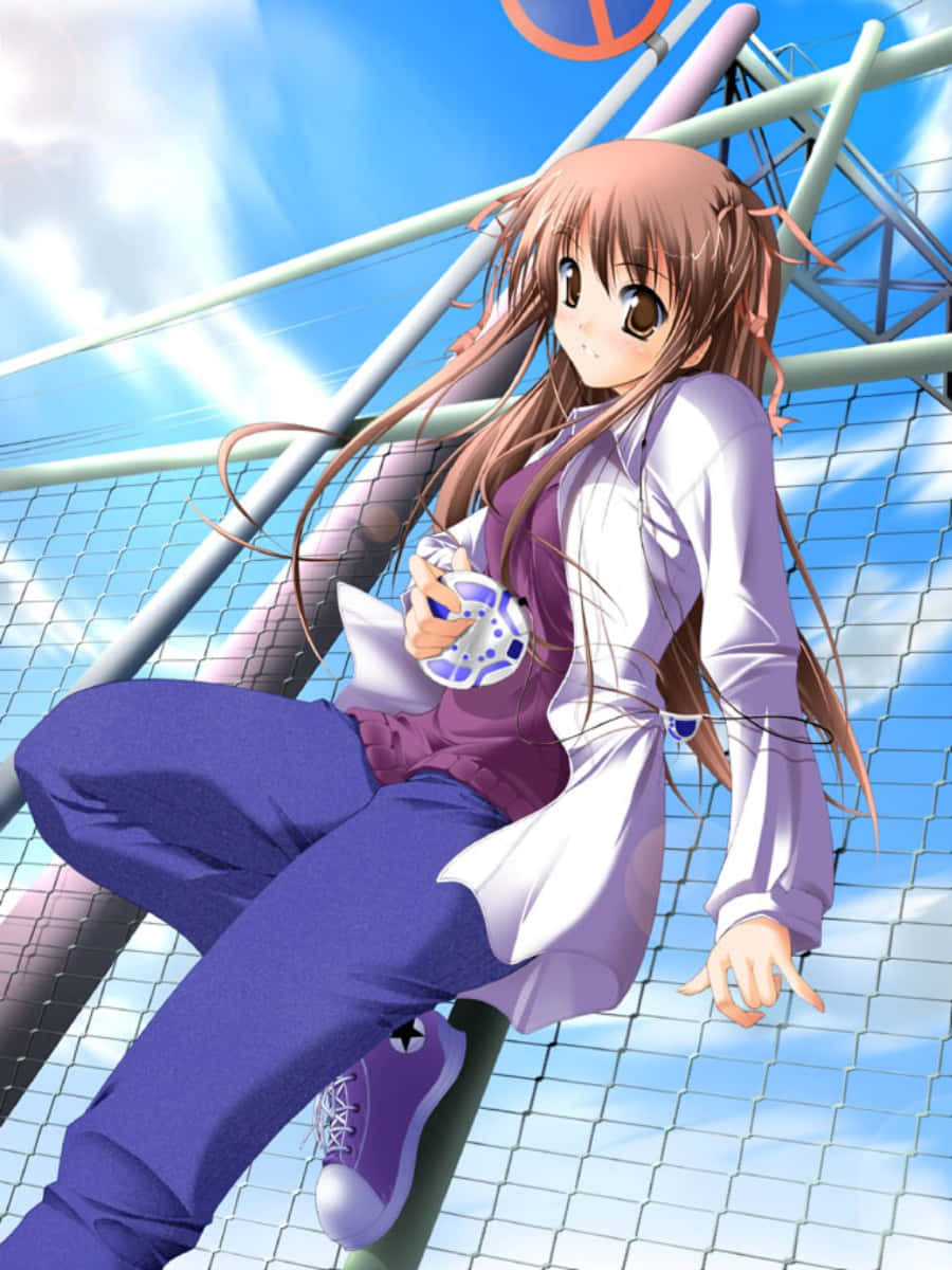 Anime Girl Aesthetic 桌布 壁紙 — 一個開朗的動漫女孩，長長的棕色頭髮，坐在足球球門網上，在明亮的藍天下抱著一個足球。