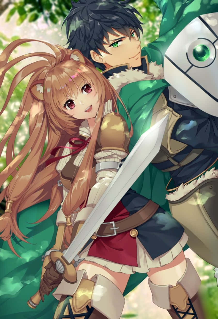Shield Hero 桌布 壁紙 — 一個開朗的動漫女孩，長長的棕色頭髮，揮舞著劍，而一個綠眼的男孩穿著盔甲，保護性地站在她後面，在一個陽光明媚的森林裡。
