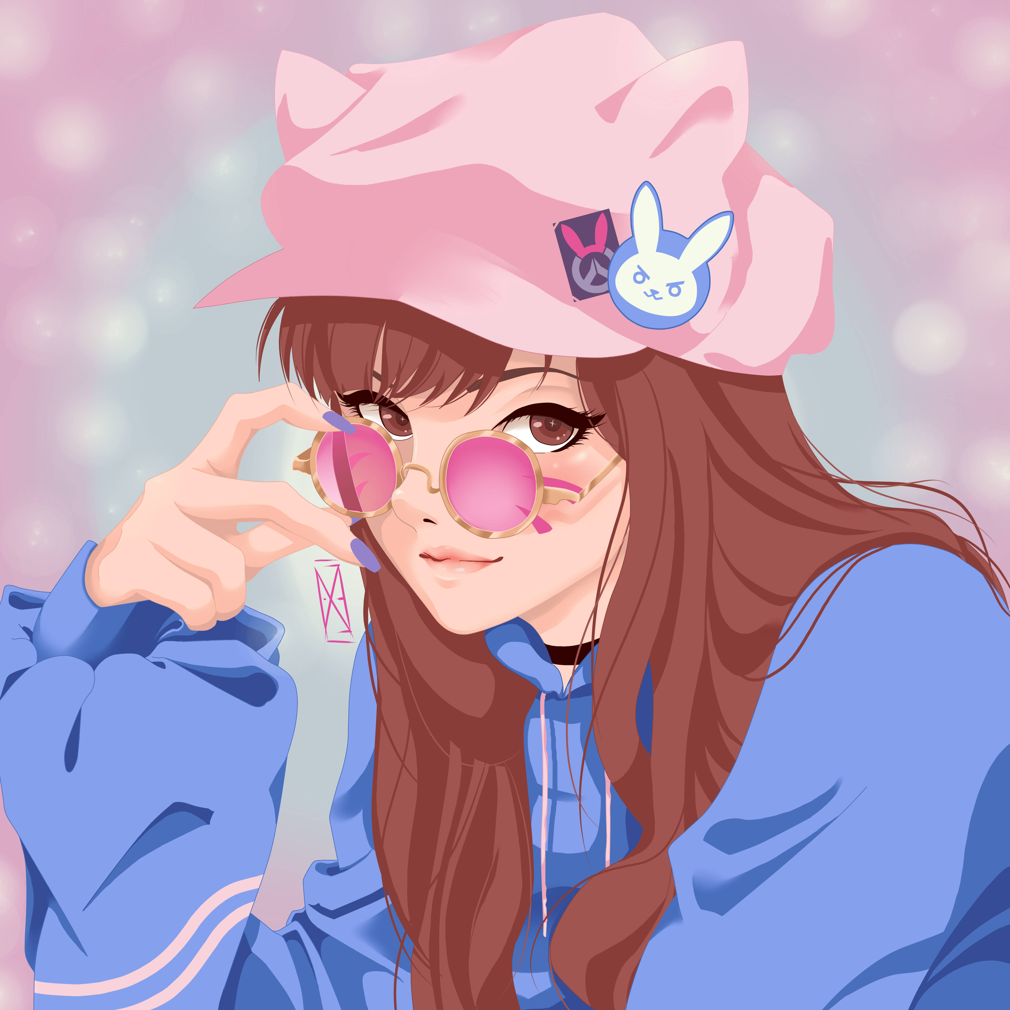 D.Va 桌布 壁紙 — 一個開朗的動漫女孩，長長的棕色頭髮，戴著粉紅色帽子，帽上有兔子別針，在柔和的粉彩散景背景下調整她的粉紅色圓形太陽眼鏡。