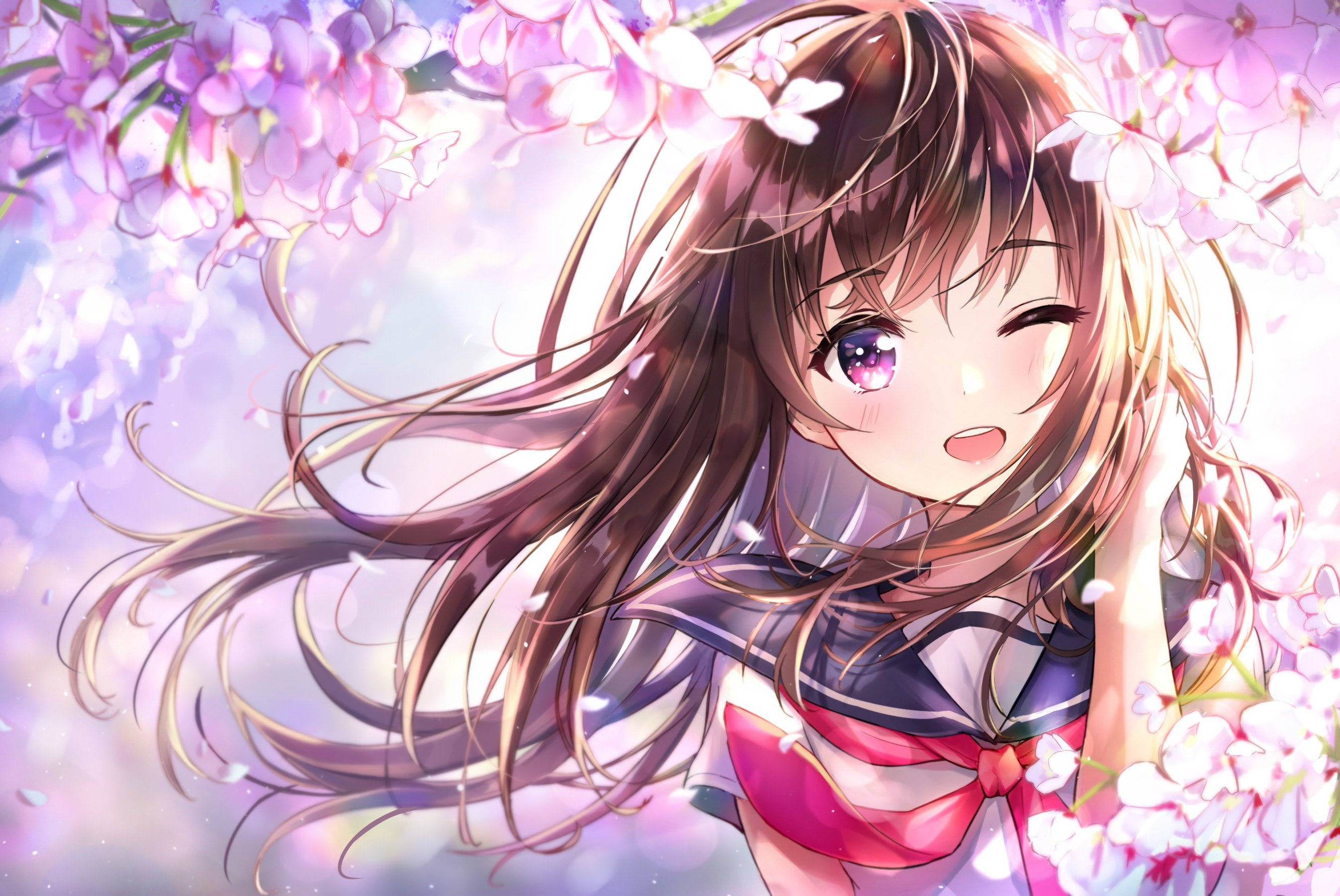 動漫女孩 桌布 壁紙 — 一個開朗的動漫女孩，長長的棕色頭髮和紫色眼睛，在粉紅色櫻花瀑布下微笑。