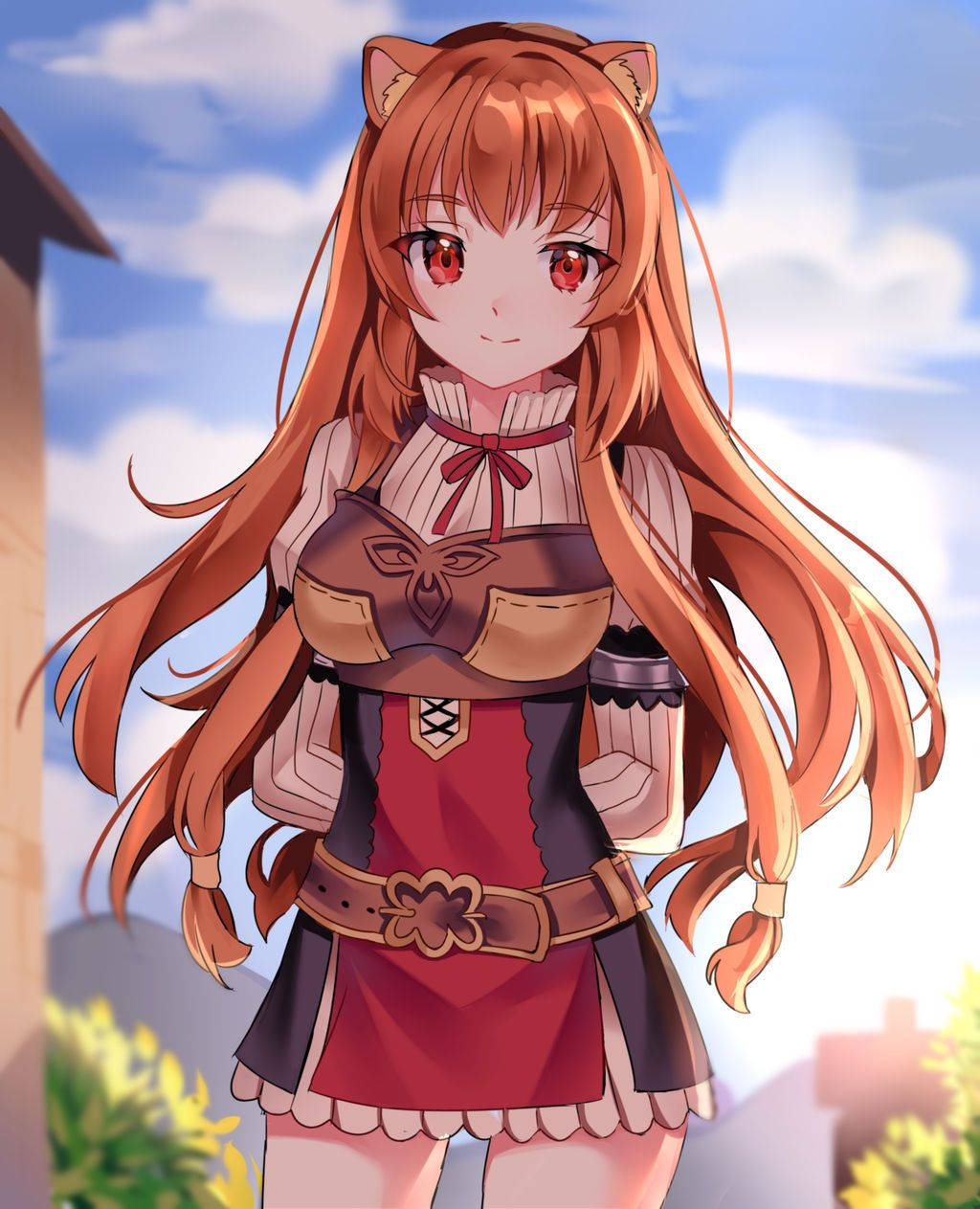 Raphtalia 桌布 壁紙 — 一個開朗的動漫女孩，長長的橙色頭髮和貓耳朵，穿著紅色和棕色的服裝，在明亮的藍天下溫暖地微笑。
