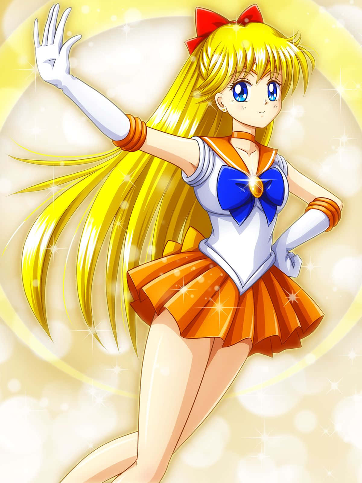 Sailor Venus 桌布 壁紙 — 一個開朗的動漫女孩，長長的金色頭髮和藍色眼睛，穿著白色、橙色和藍色的水手服，在閃閃發光的金色背景前揮手。