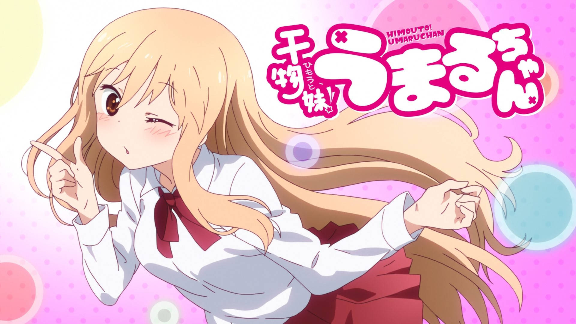 Umaru 桌布 壁紙 — 一個開朗的動漫女孩，長長的金髮，穿著白色校服，在充滿活力的粉紅色背景前頑皮地眨眼。