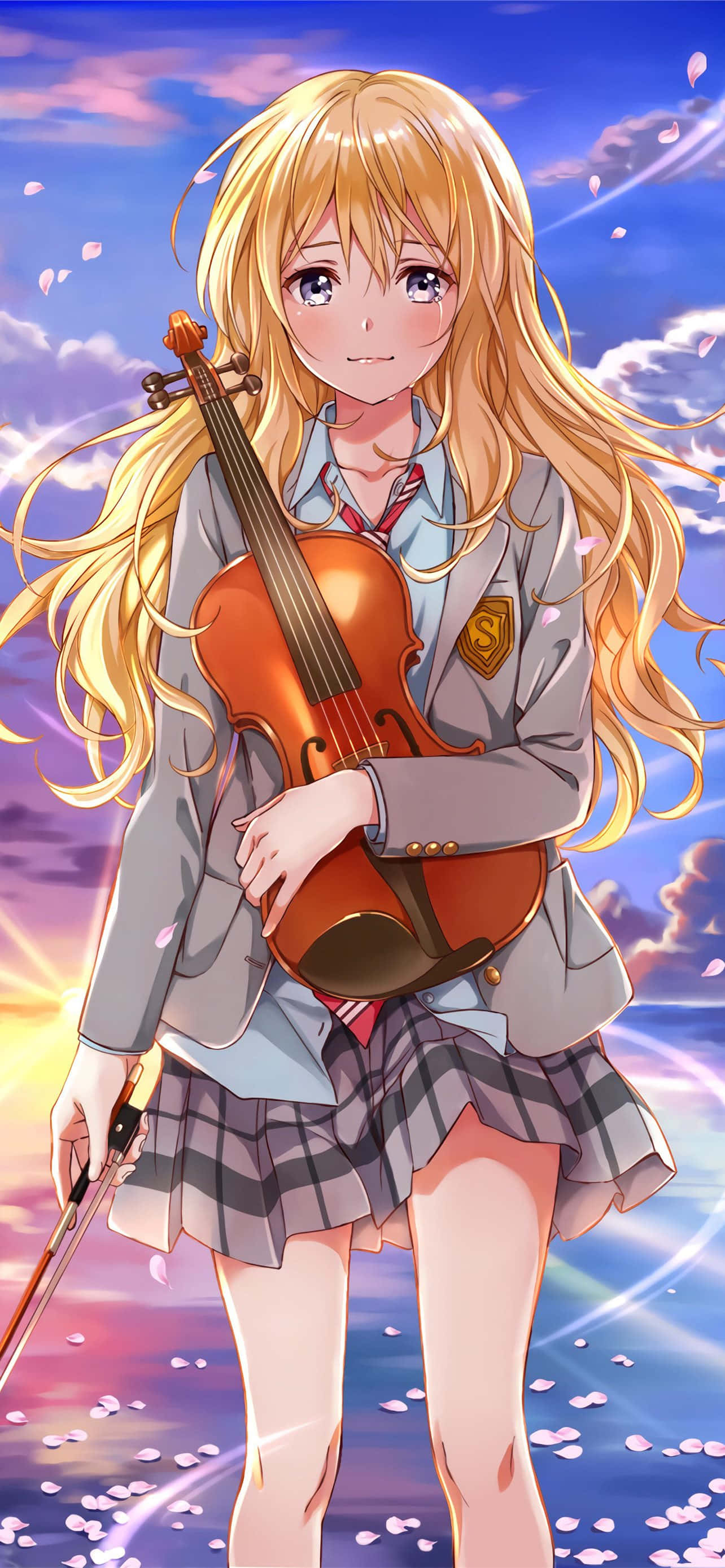 Your Lie In April 桌布 壁紙 — 一個開朗的動漫女孩，長長的金髮，在夕陽天空和飄浮的櫻花背景下拿著小提琴。