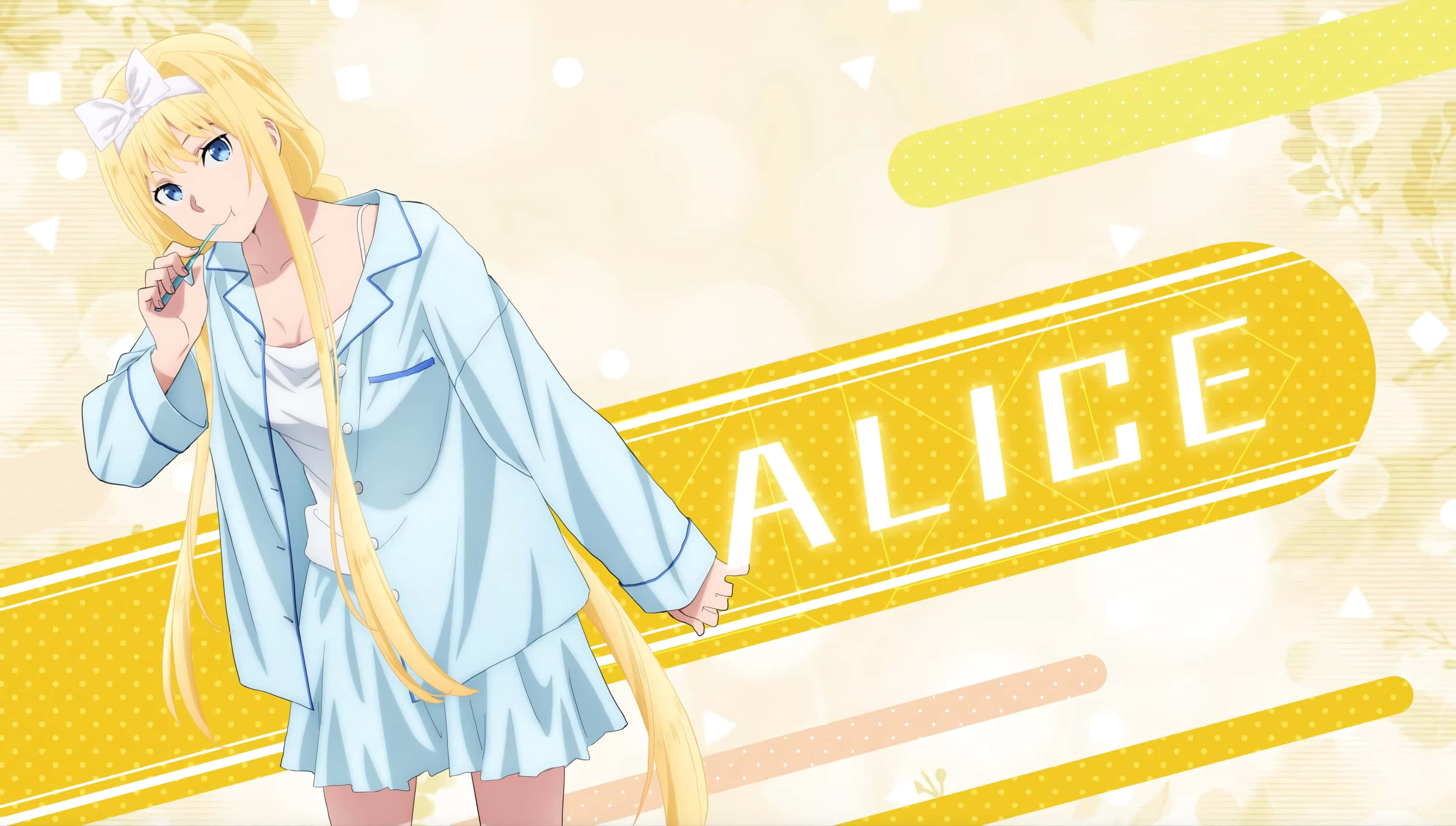 Alice Zuberg 桌布 壁紙 — 一個開朗的動漫女孩，長長的金髮和藍眼睛，穿著淺藍色睡衣，在明亮的黃色幾何背景前拿著鉛筆，上面寫著名字ALICE。