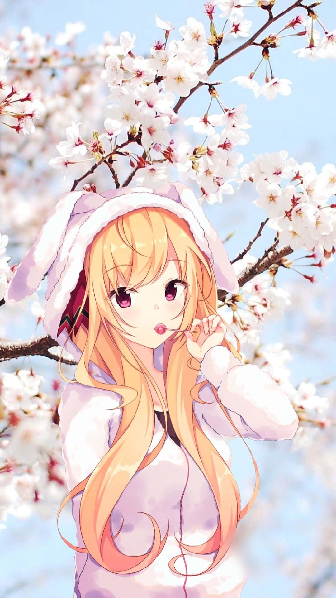 Sakura Anime 桌布 壁紙 — 一個開朗的動漫女孩，長長的金髮和兔耳，站在盛開的櫻花樹下，拿著棒棒糖，背景是明亮的藍天。