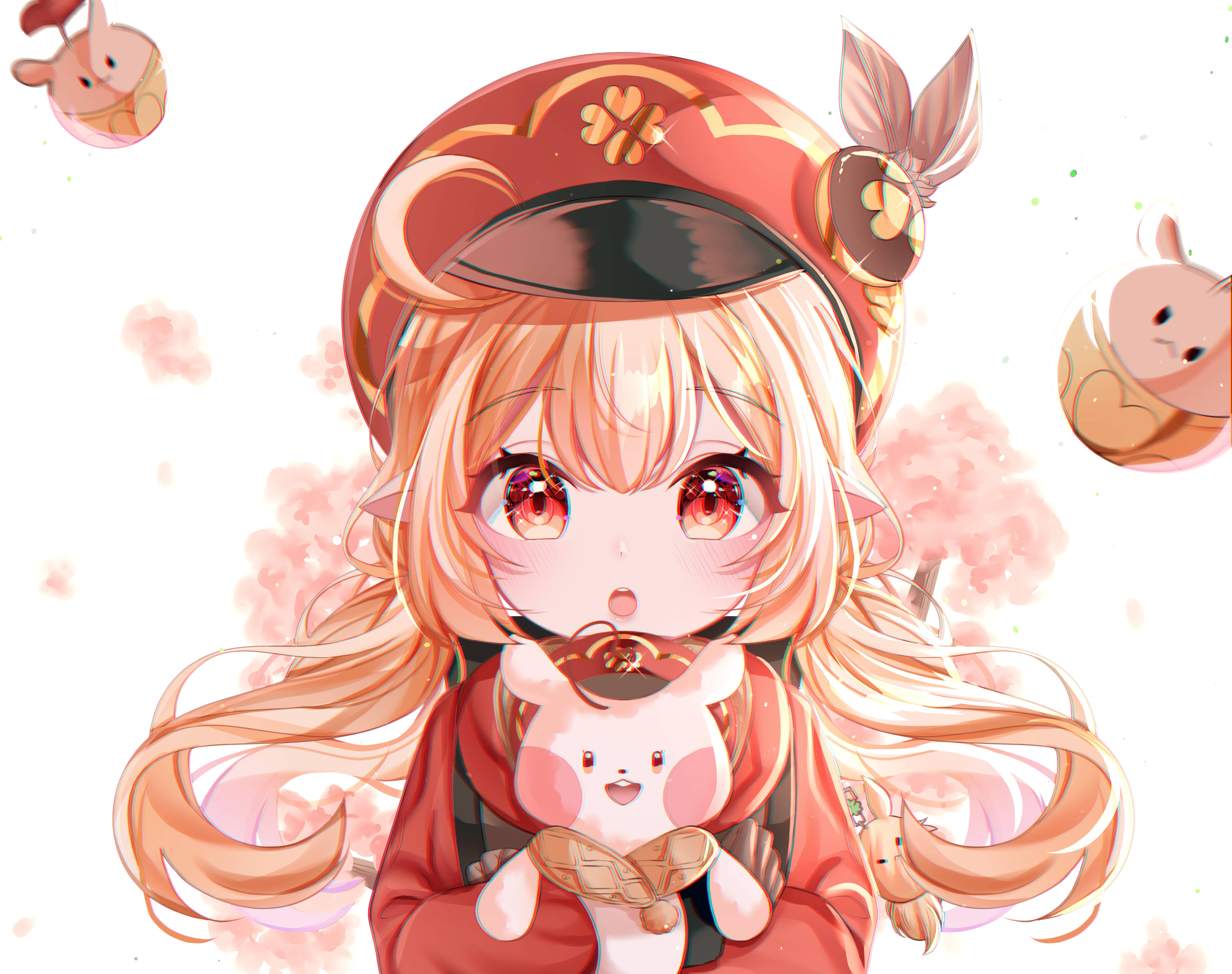 klee 桌布 壁紙 — 一個開朗的動漫女孩，長長的金髮和紅色的眼睛，戴著紅色的帽子，抱著一個可愛的兔子毛絨玩具，周圍漂浮著兔子主題的物體。