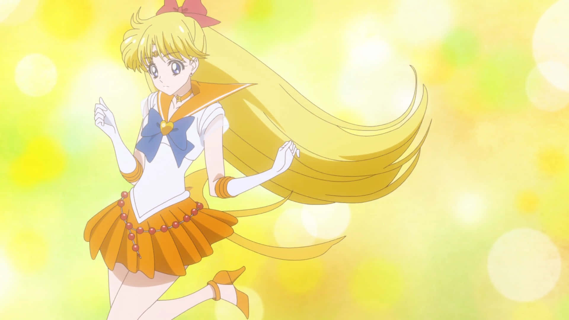 Sailor Venus 桌布 壁紙 — 一個開朗的動漫女孩，長長的金髮和水手服，在發光的黃色散景背景前動態擺姿勢。