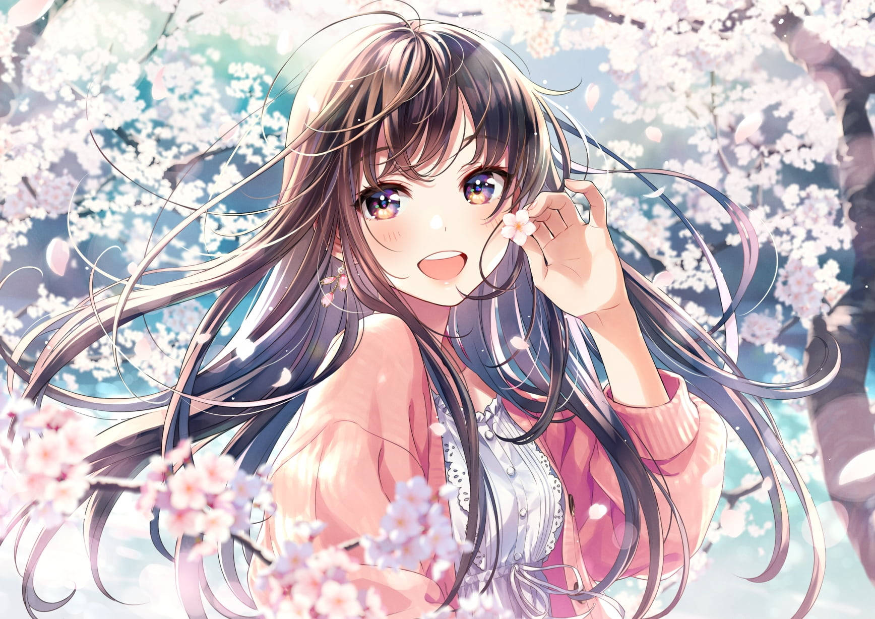 動漫女孩 桌布 壁紙 — 一個開朗的動漫女孩，長長的黑髮，在盛開的櫻花樹下微笑著拿著櫻花。