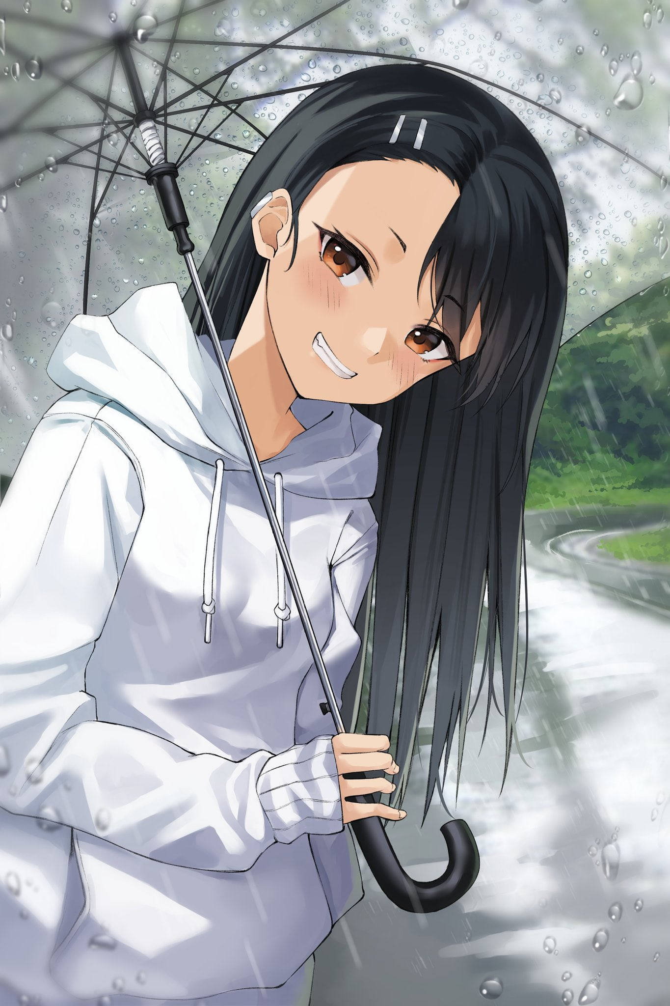 Nagatoro 桌布 壁紙 — 一個開朗的動漫女孩，長長的黑髮，在雨天的戶外場景中，在濺滿雨水的雨傘下微笑。