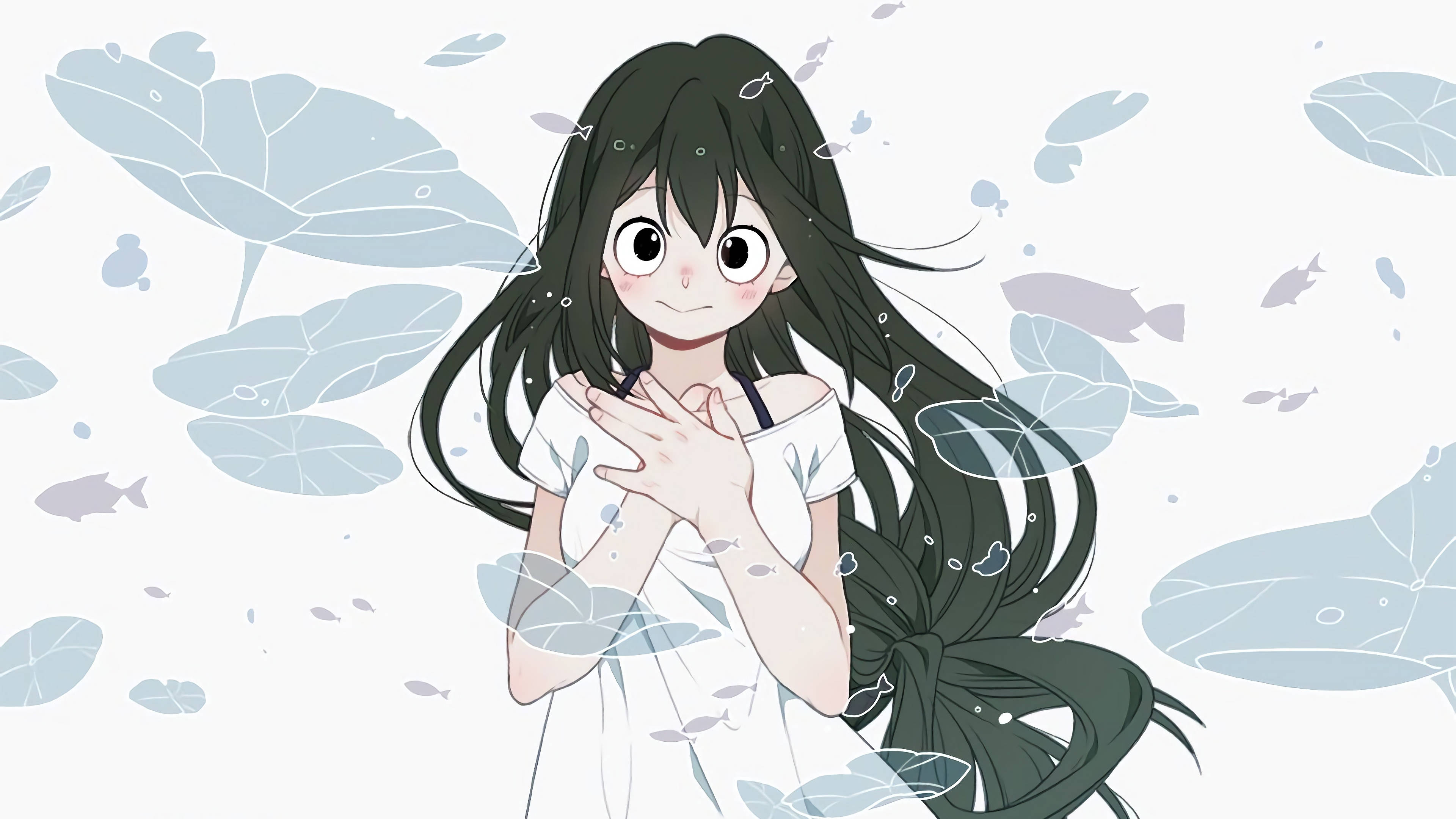 Froppy 桌布 壁紙 — 一個開朗的動漫女孩，長長的黑髮，在寧靜的水景中被漂浮的荷葉和魚兒包圍，溫柔地微笑。