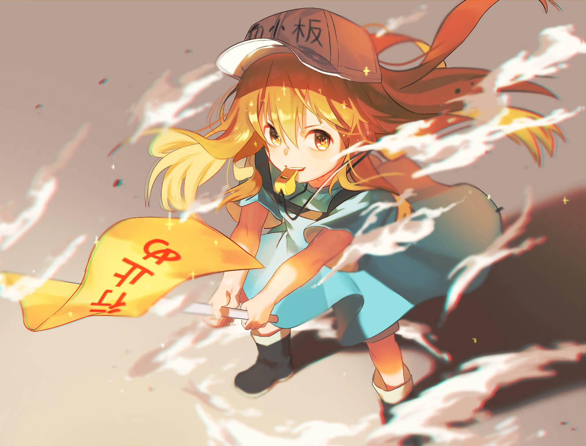 Work 桌布 壁紙 — 一個開朗的動漫女孩，飄逸的金色長髮，戴著帽子，精力充沛地奔跑著，手持一面帶有紅色漢字的黃色橫幅。