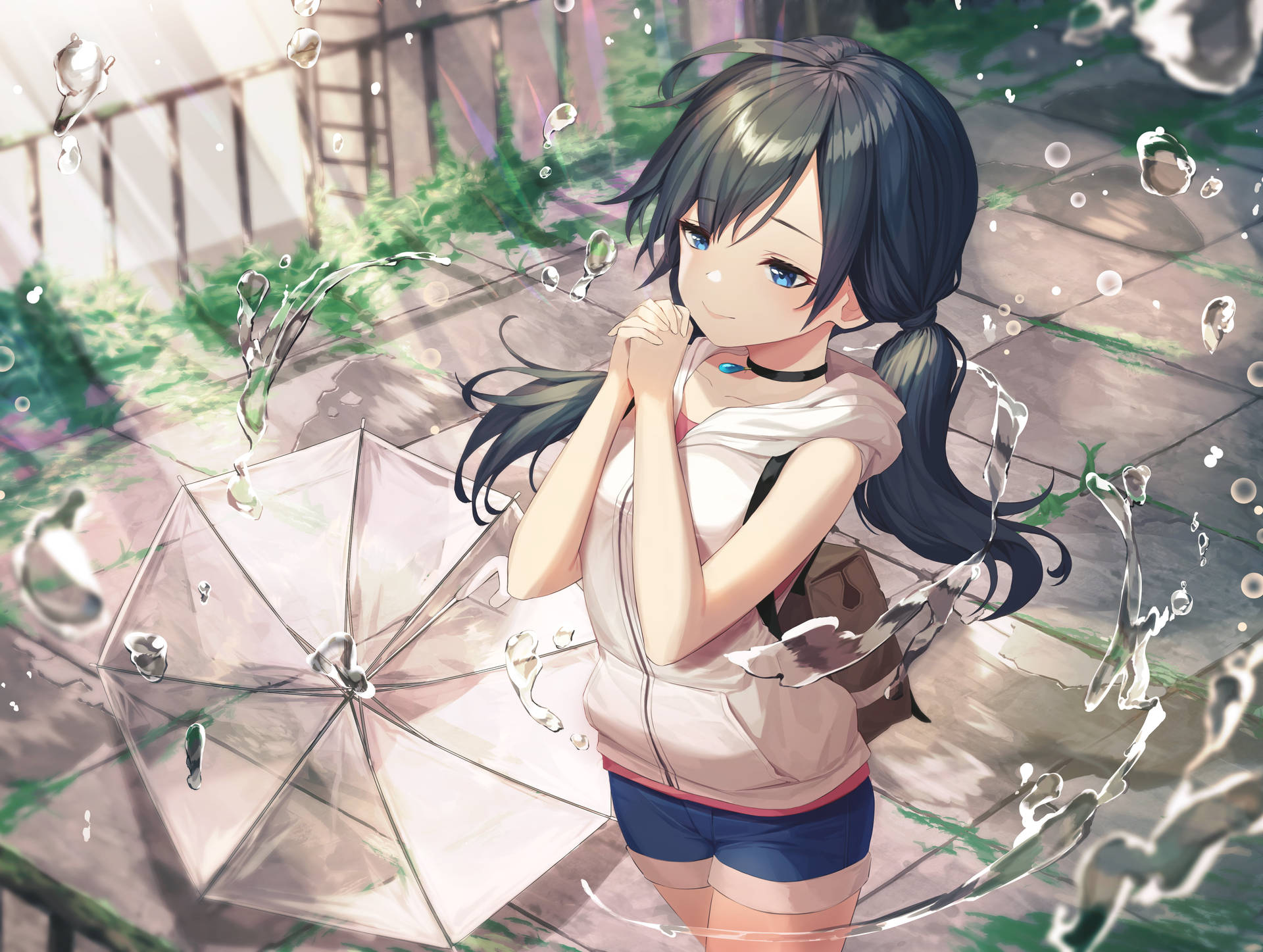 黑髮藍眼的動漫女孩在透明雨傘下微笑，雨滴在她周圍飛濺。 — 4K 優雅動漫壁紙 壁紙