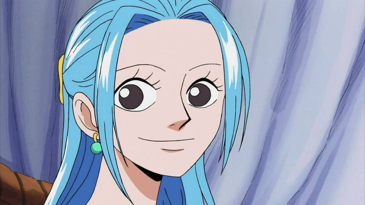 nefertari vivi 桌布 壁紙 — 一個開朗的動漫女孩特寫，擁有鮮豔的藍色頭髮和一雙富有表現力的大眼睛，溫柔地微笑。