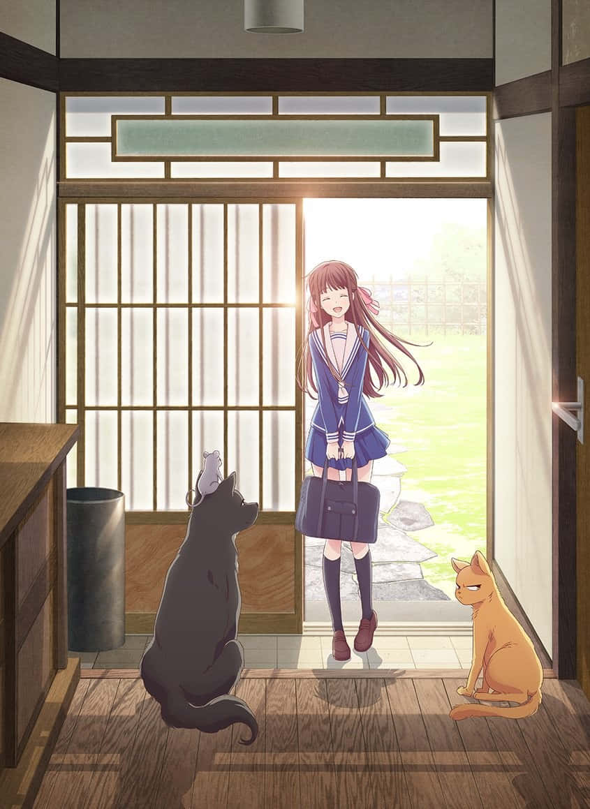 動漫 桌布 壁紙 — 一個開朗的動漫女學生穿著校服，站在傳統的日本門口，有兩隻貓看著她。