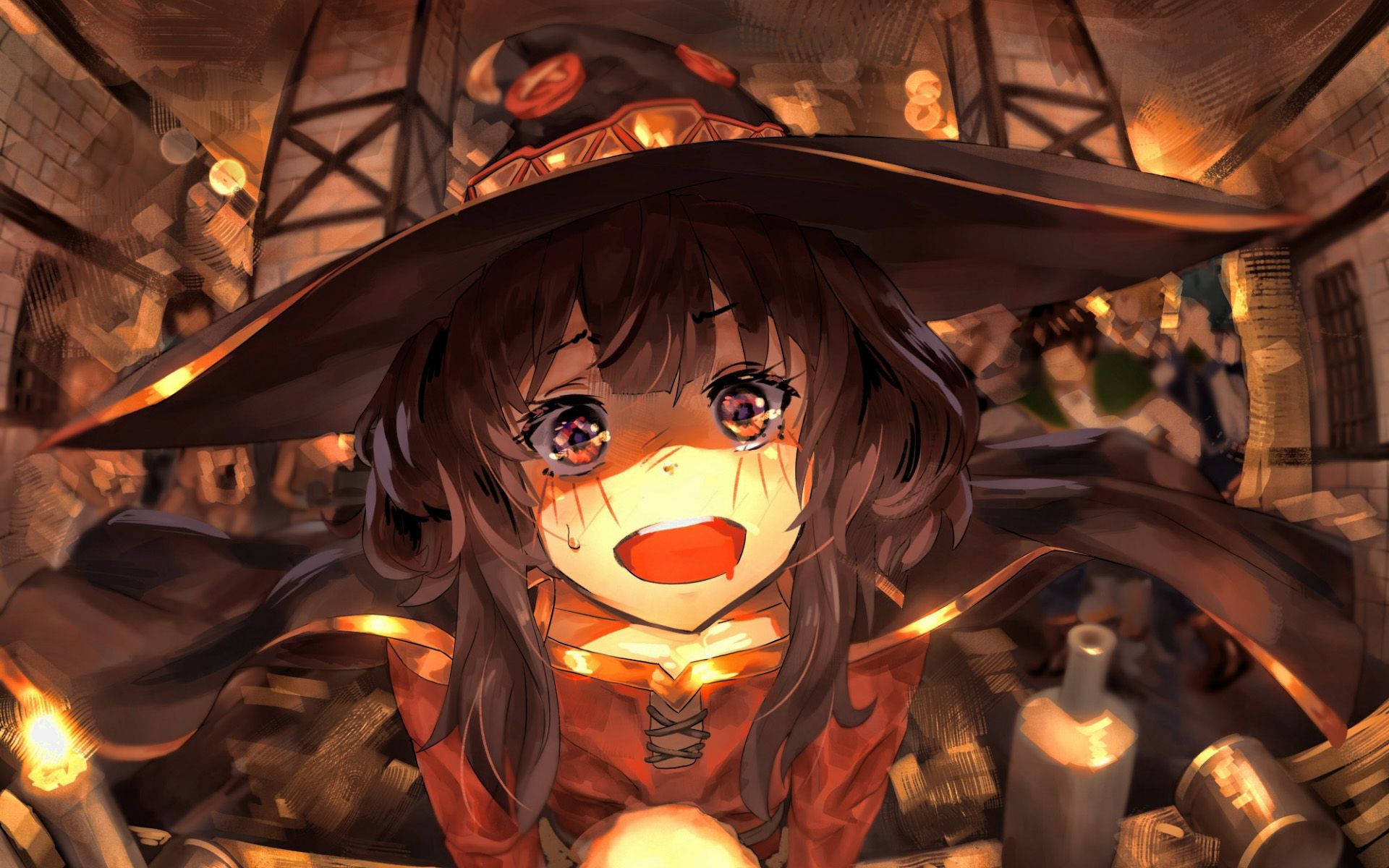 Megumin 桌布 壁紙 — 一個開朗的動漫女巫，大眼睛，戴著大帽子，在一個舒適的燭光工作室裡溫暖地微笑，工作室裡充滿了魔法工具。