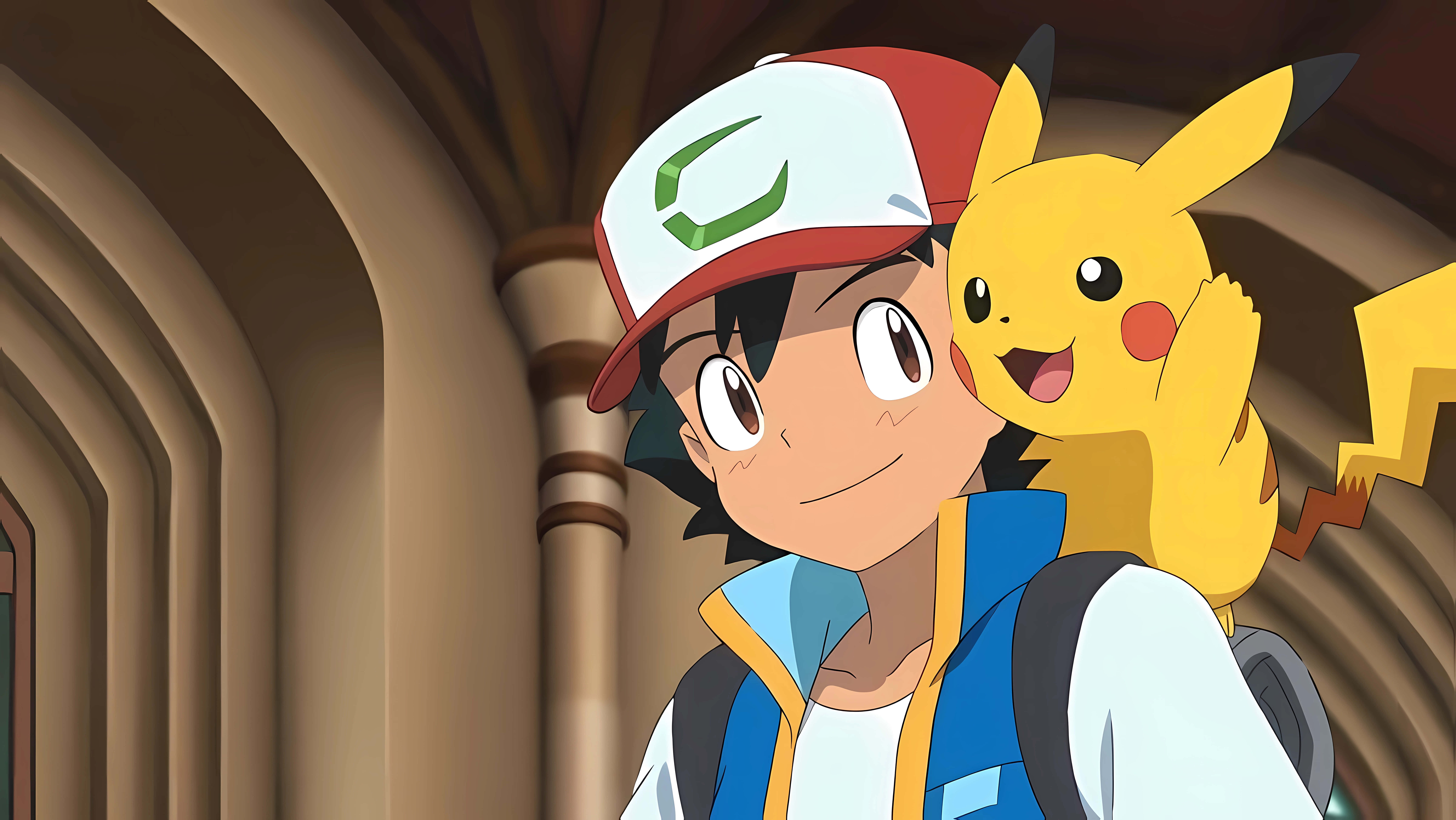 Ash And Pikachu 桌布 壁紙 — 一個開朗的動漫男孩，皮卡丘棲息在他肩上，在石拱門中溫暖地微笑。