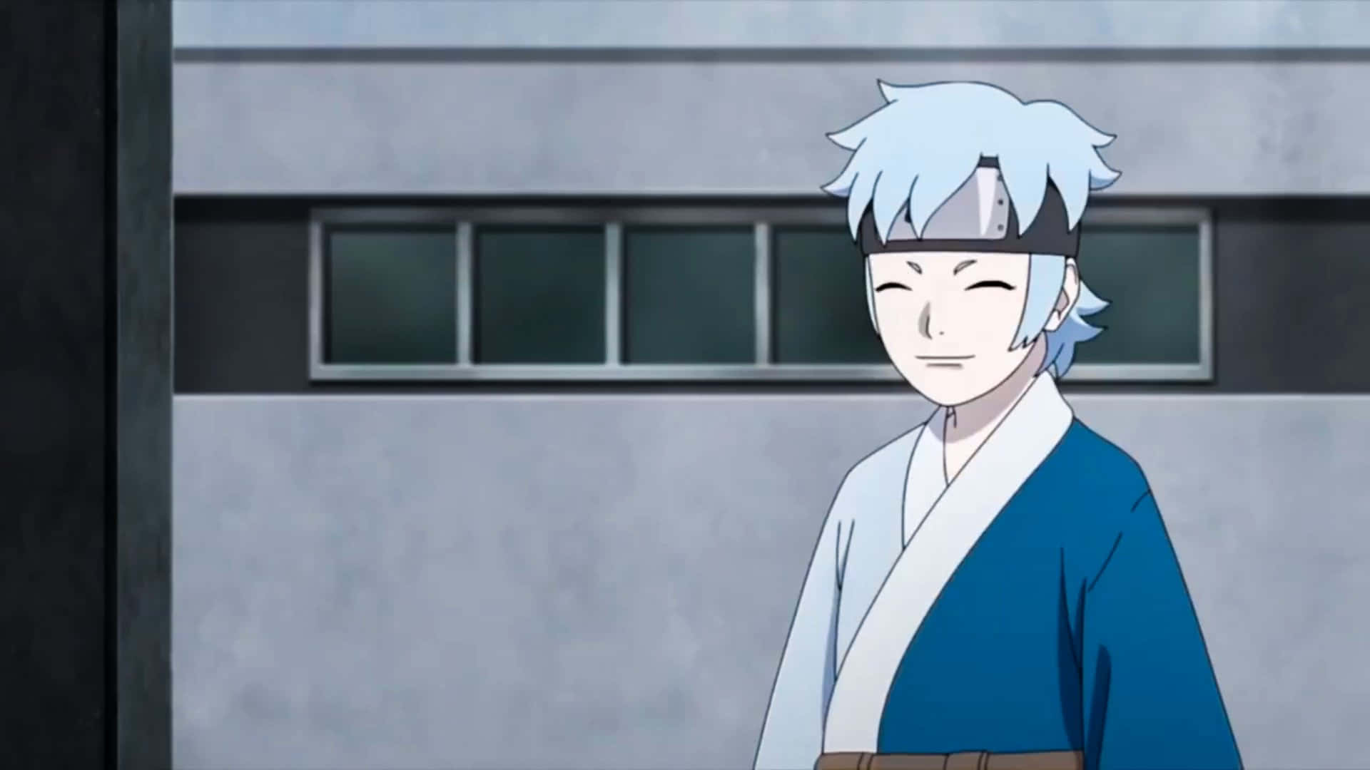 Mitsuki 桌布 壁紙 — 一個開朗的動漫角色，擁有銀色尖刺頭髮和頭帶，站在有窗戶的灰色建築物前微笑。