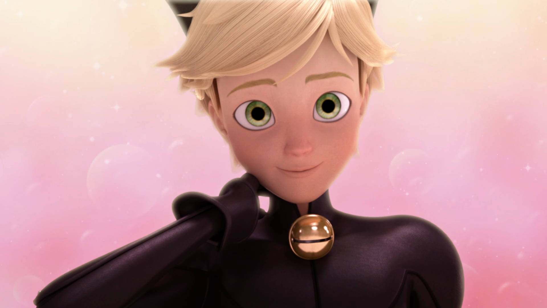Adrien 桌布 壁紙 — 一個開朗的動漫角色，金髮綠眼，穿著黑色貓咪主題服裝，背景是柔和的粉紅色閃亮背景。